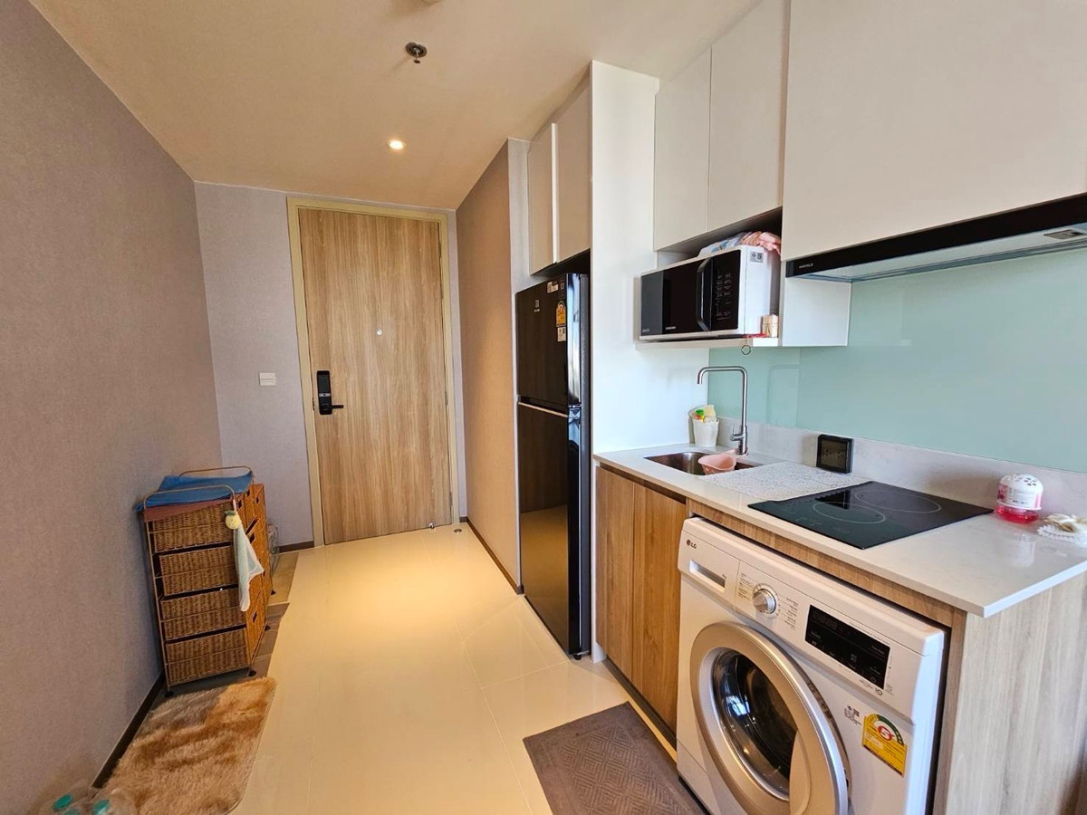 For RentCondoPattaya, Bangsaen, Chonburi : Condo for rent in the heart of Pattaya, corner room with sea view.