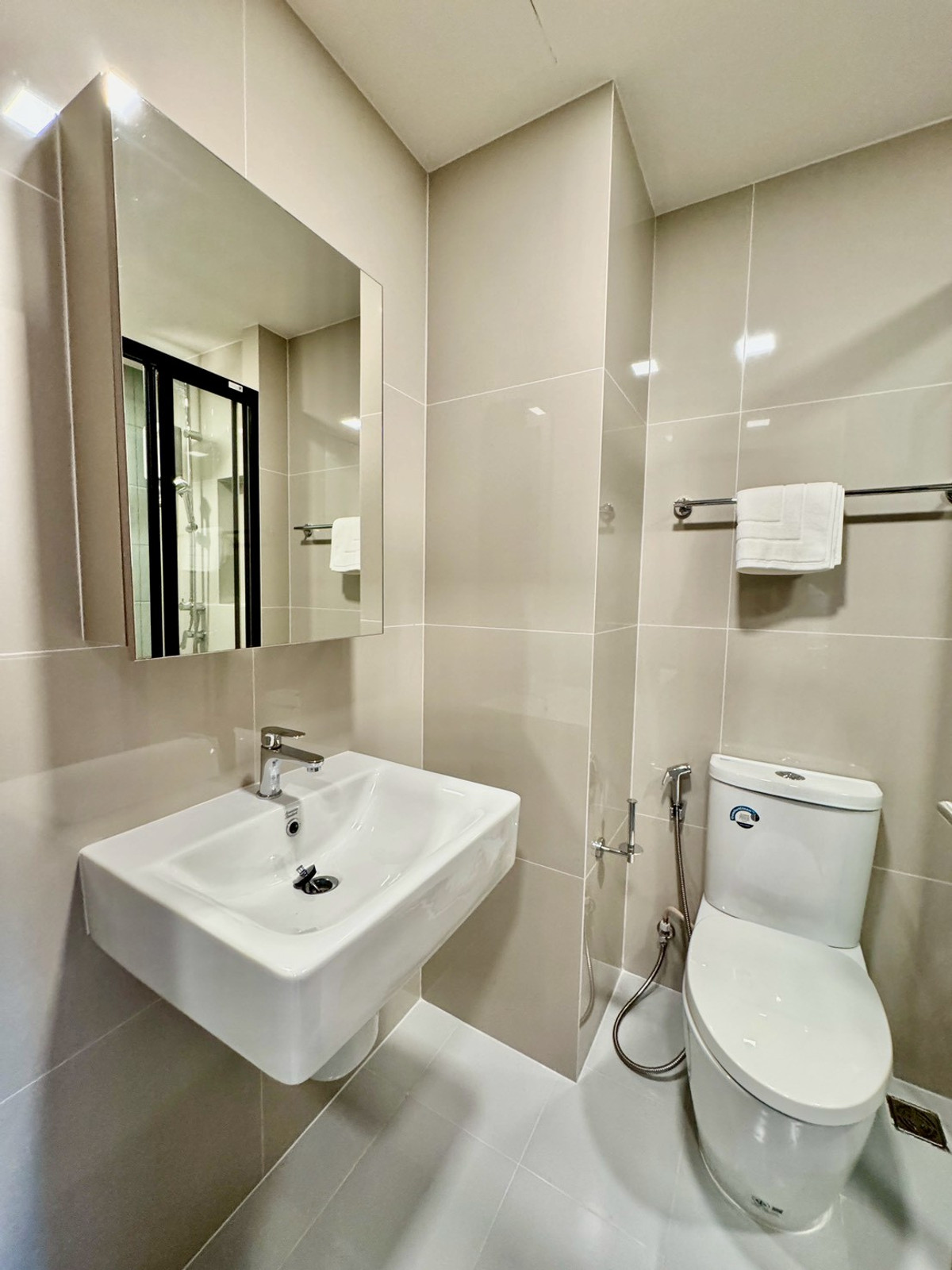 For RentCondoWongwianyai, Charoennakor : Flo 🎀New room out of the box 🔥River view 👉Best price in the project. To see the room call 081-912-8883