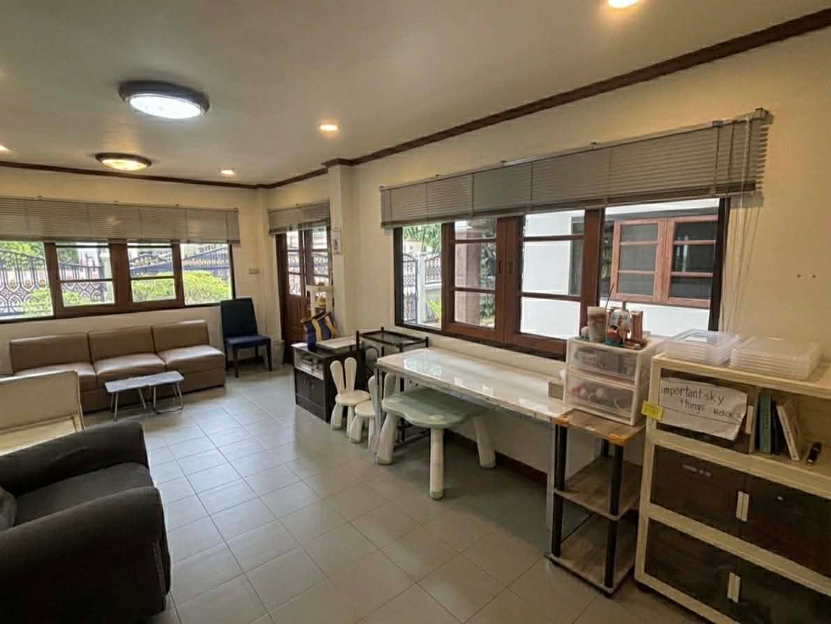 For SaleHouseSukhumvit, Asoke, Thonglor : ᚱ Single house for sale ✅4 bedrooms 🔥5 minutes to Ekkamai 🔥 Phakamas Village, Sukhumvit 71 (Pridi 14), 1 maid's room, 2 car parking spaces, 67 sq m., near BTS Phra Khanong.