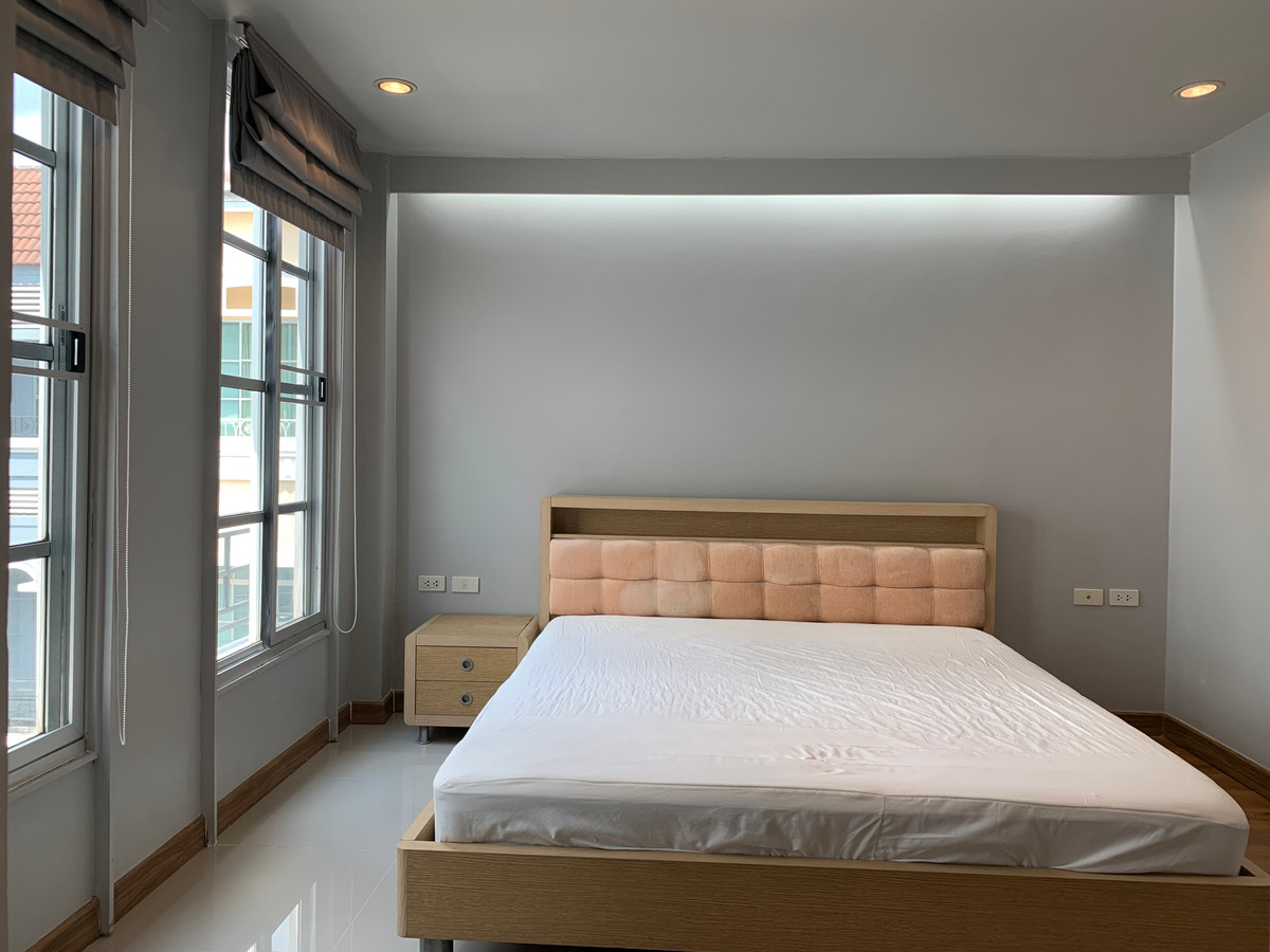 ให้เช่าทาวน์โฮมเลียบทางด่วนรามอินทรา : บ้านเลขที่ 88 ทาวน์โฮม เดินไป Central East Ville , คริสตัลปาร์ค ได้