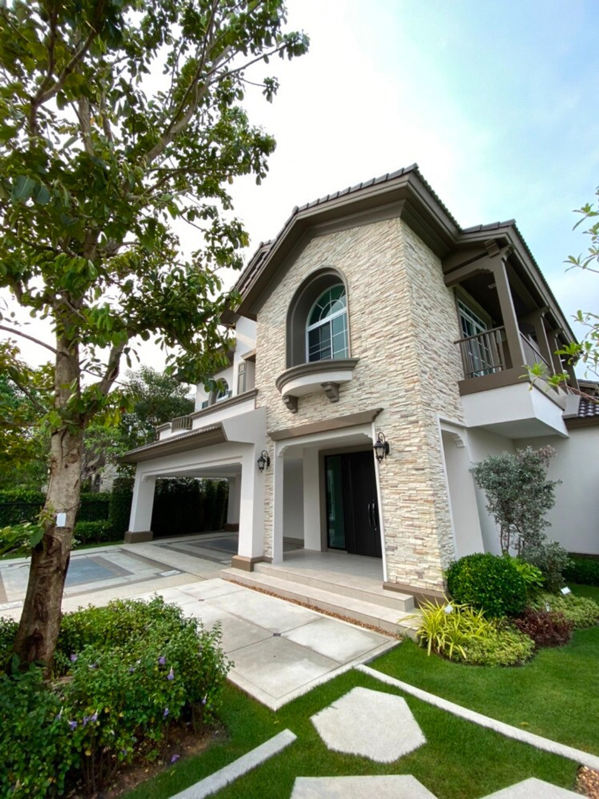 HouseNawamin, Ramindra : 🌿🍀Nantawan Ramindra - Phahonyothin 50🍀🌿 4 Beds 4 Baths, Rental 200,000 Baht