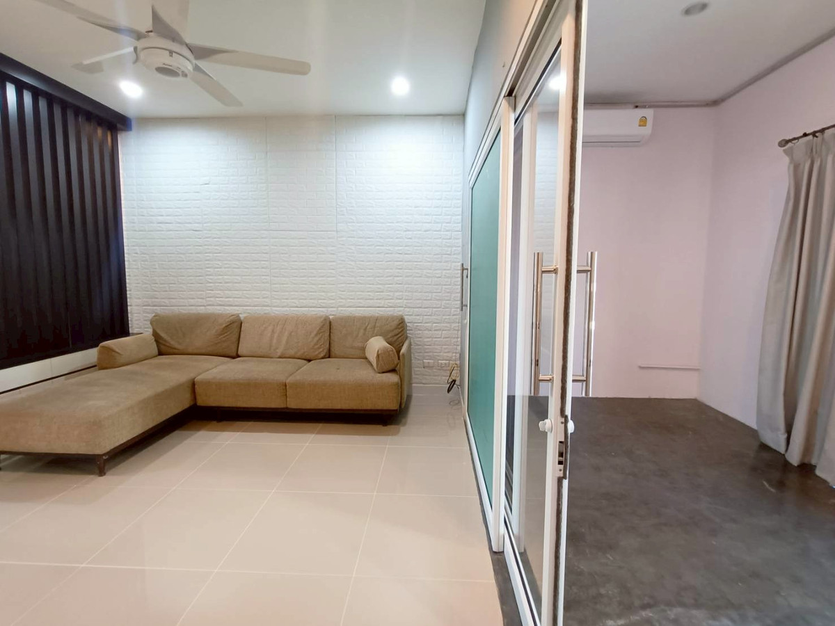 ให้เช่าทาวน์โฮมราษฎร์บูรณะ สุขสวัสดิ์ : (Newly Renovated) ทาวโฮม-หลังมุม พร้อมเข้าอยู่! / 18,500.- 