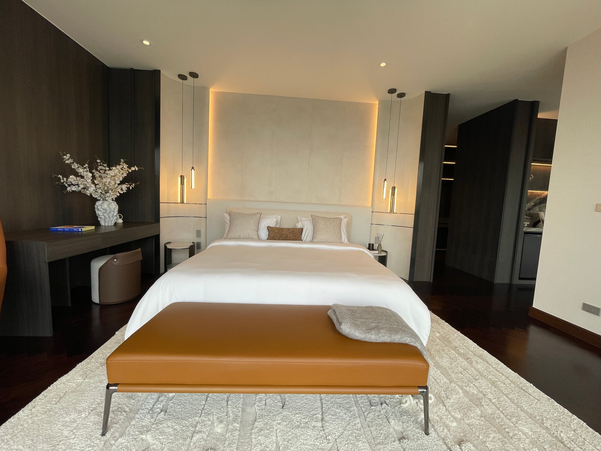 ขายบ้านเลียบทางด่วนรามอินทรา : "หนึ่งเดียวบนเลียบด่วน! Cira Residences บ้านเดี่ยว Ultra-Luxury 3.5 ชั้น พื้นที่ 845 ตร.ม. พร้อมสระว่ายน้ำส่วนตัว | ใกล้ทองหล่อ-พระราม 9 เพียงไม่กี่นาที (สังคมส่วนตัวเพียง 9 ยูนิต)"