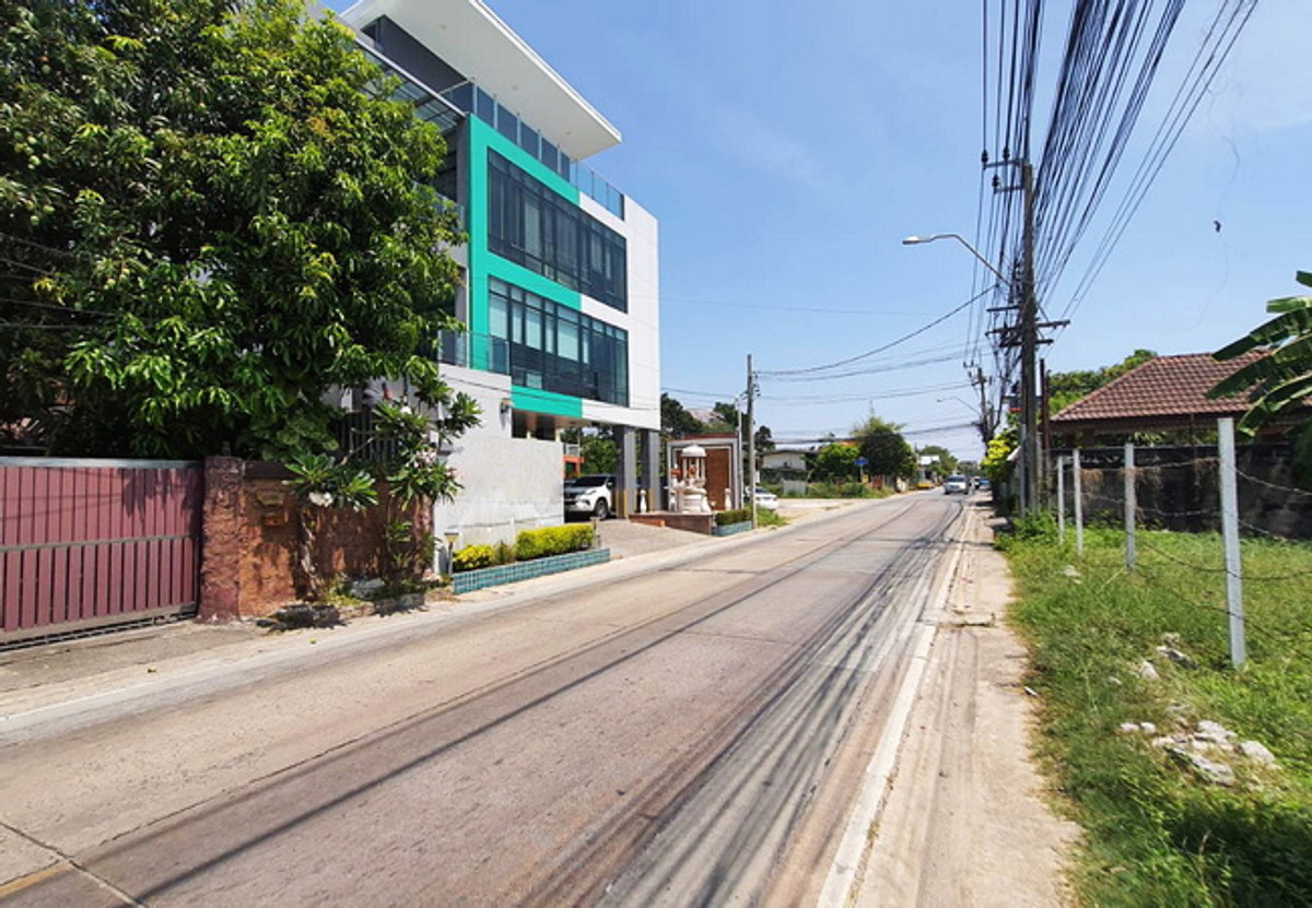 For SaleHome OfficeChaengwatana, Muangthong : Office building for sale, Soi Tiwanon-Pak Kret 22, on an area of ​​96.6 sq m, 3 floors, usable area 1,160 sq m, price negotiable.