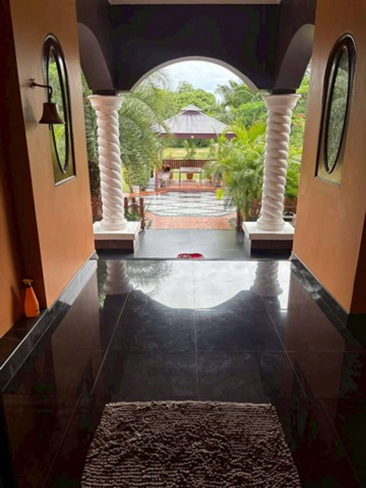 ขายบ้านพัทยา บางแสน ชลบุรี สัตหีบ : ขายบ้านเดี่ยว 2 ไร่ 94.5 ตรว. ใกล้อ่างเก็บน้ำมาบประชัน 5 นอน 6 น้ำ มีบ้านพักรีสอร์ท 3 หลัง และห้องใต้ดินสุดหรู ใกล้สนามกอล์ฟและรร.นานาชาติ 