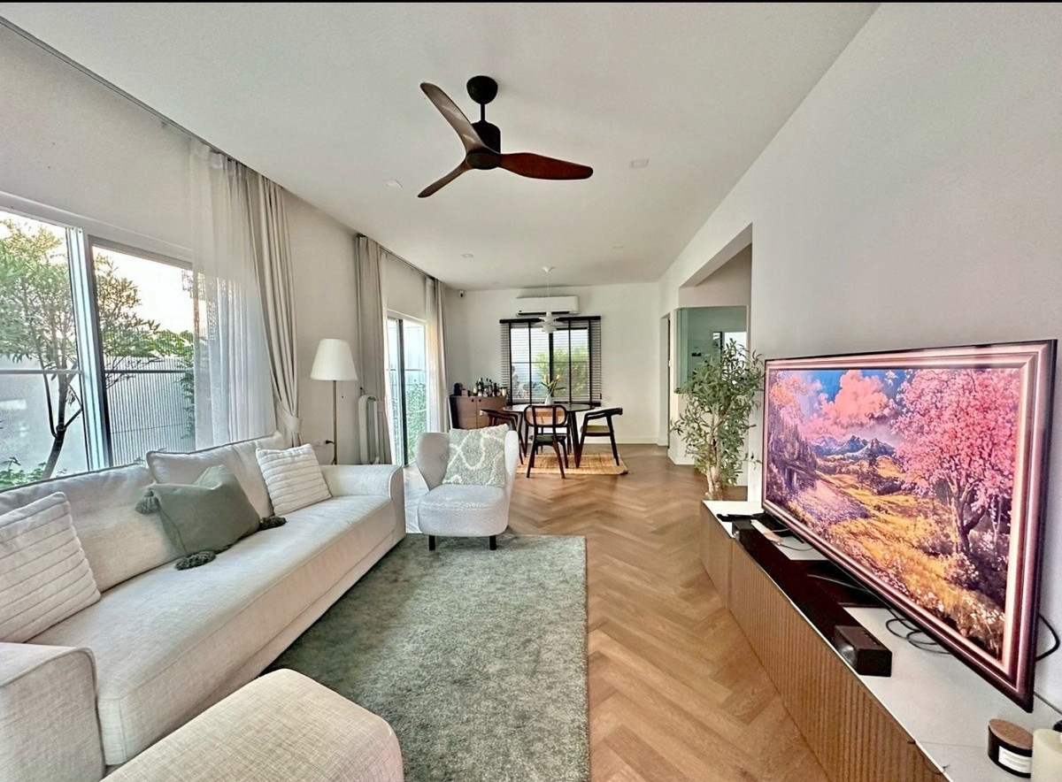 For RentHouseBangna, Bearing, Lasalle : Fully furnished, ready to move in
- Land size: 50.3 sq.wah (approx. 201 sq.m.)
- Usable area: 137 sq.m.
- 3 bedrooms / 3 bathrooms
- Fully furnished with 4 air conditioners