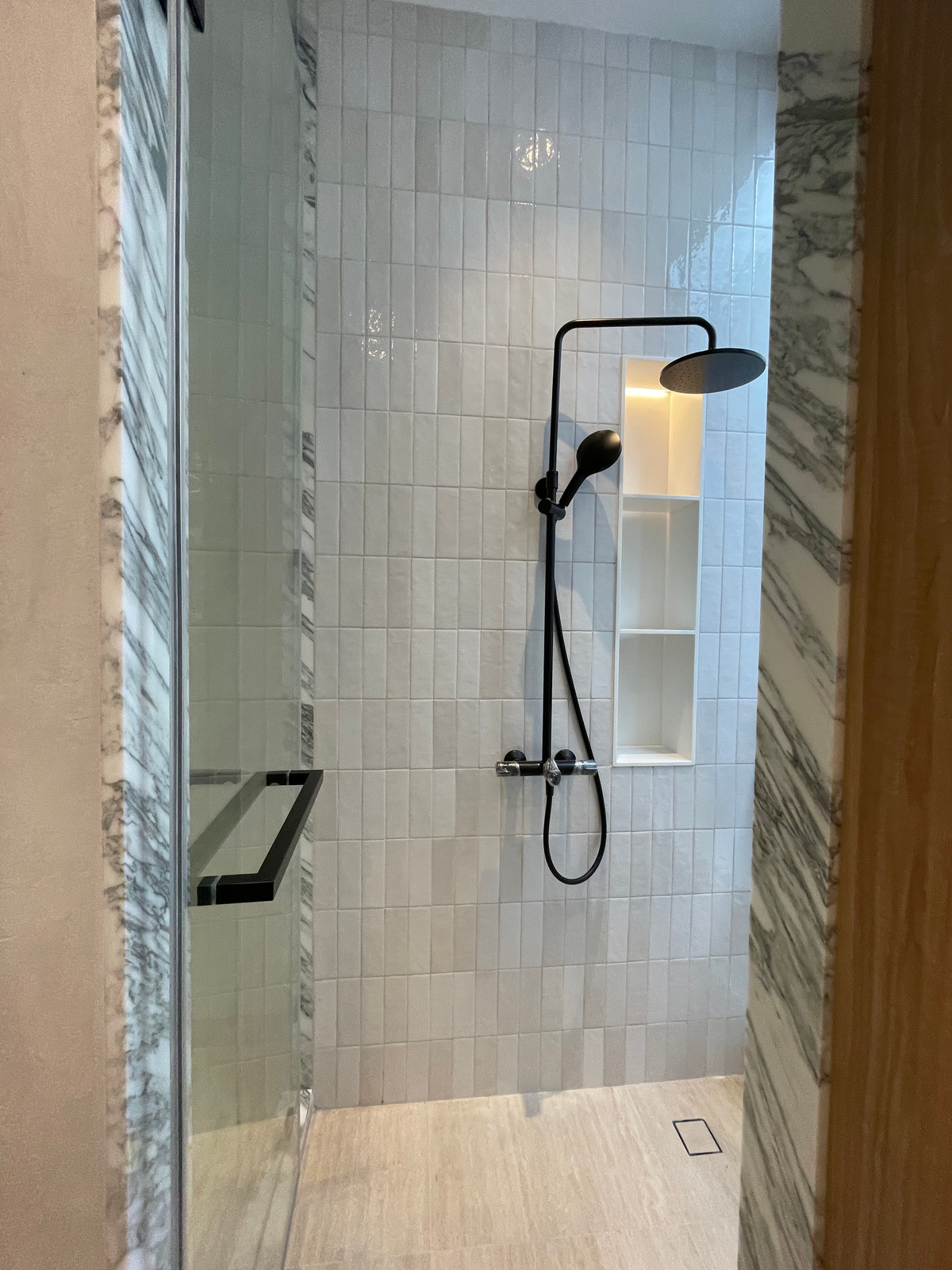 ขายบ้านเลียบทางด่วนรามอินทรา : 🔥 EXCLUSIVE PROMOTION 🔥โอกาสสุดท้ายในการครอบครองในราคาพิเศษที่สุด [ขาย] 💎 Ultra Luxury Show Unit | ELIVA Ekkamai - Eastville 💎 บ้านเดี่ยวหรู 3 ชั้น ดีไซน์ Mid-Century Modern — ความเป็นส่วนตัวสูงสุดเพียง 4 ยูนิตในโครงการ!