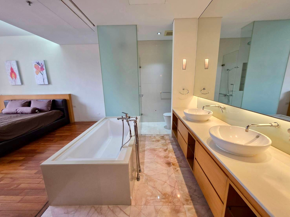 คอนโดสุขุมวิท อโศก ทองหล่อ : Domus Sukhumvit 16: 2+1 bed 3bath 167sqm. Sell: 45,000,000 Rent: 110,000/mth. Am: 0656199198