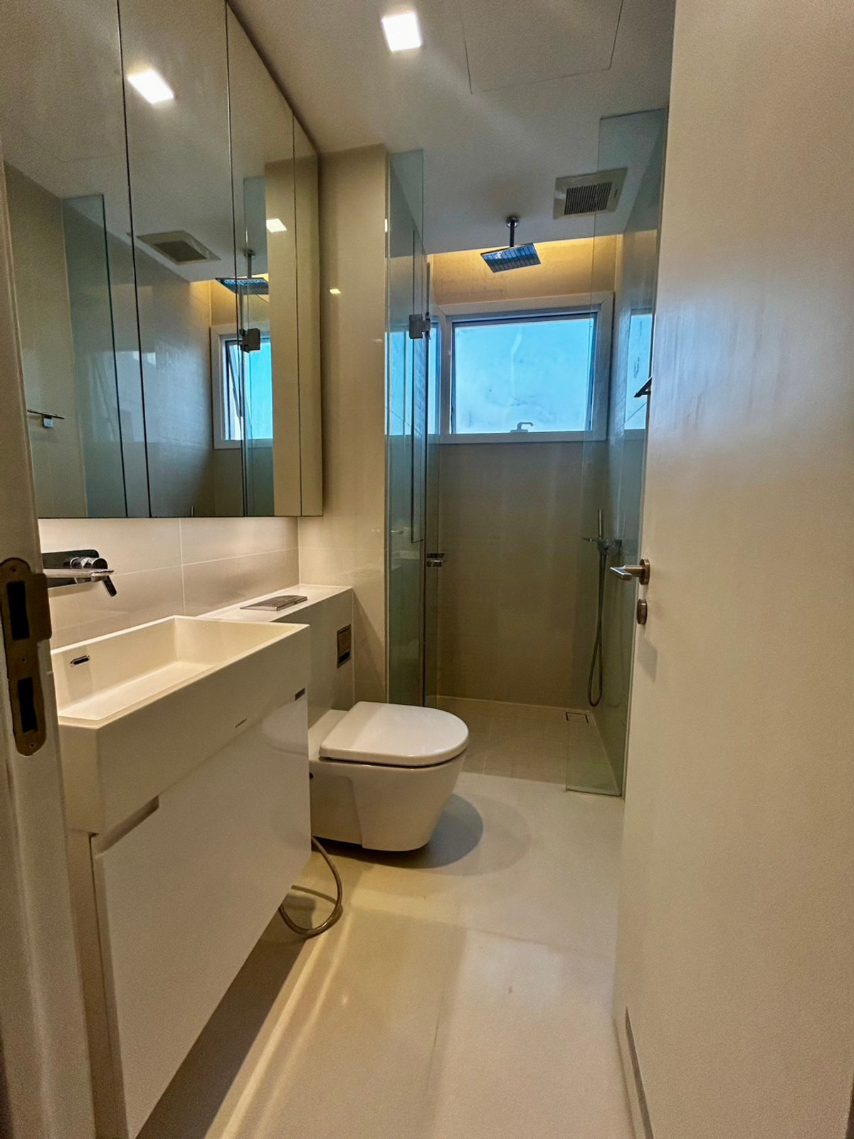 ให้เช่าคอนโดลาดพร้าว เซ็นทรัลลาดพร้าว : ให้เช่า 📍 The Saint Residences 📍 เฟอร์นิเจอร์ และ เครื่องใช้ไฟฟ้าครบ ใกล้ BTS ห้าแยกลาดพร้าว