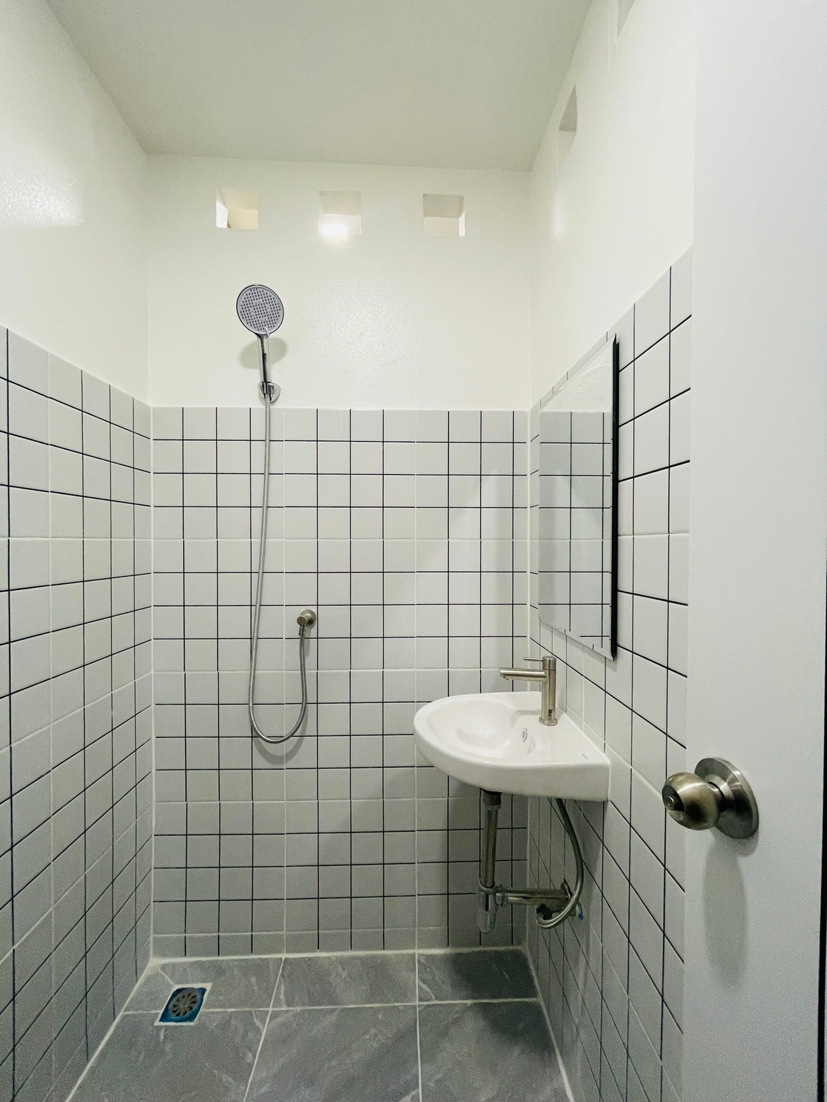 ขายทาวน์โฮมนนทบุรี บางใหญ่ บางบัวทอง : ขายทาวน์เฮ้าส์ร่มเงาไม้ วัดลาดปลาดุก หลังมุมติดถนนเมน 16 ตร.ว. ค้าขายได้ ฟรีโอน