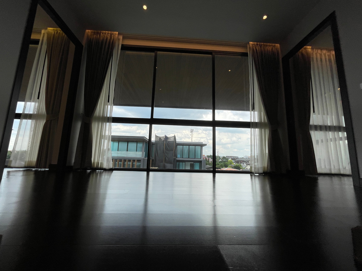 ขายบ้านเลียบทางด่วนรามอินทรา : "หนึ่งเดียวบนเลียบด่วน! Cira Residences บ้านเดี่ยว Ultra-Luxury 3.5 ชั้น พื้นที่ 845 ตร.ม. พร้อมสระว่ายน้ำส่วนตัว | ใกล้ทองหล่อ-พระราม 9 เพียงไม่กี่นาที (สังคมส่วนตัวเพียง 9 ยูนิต)"