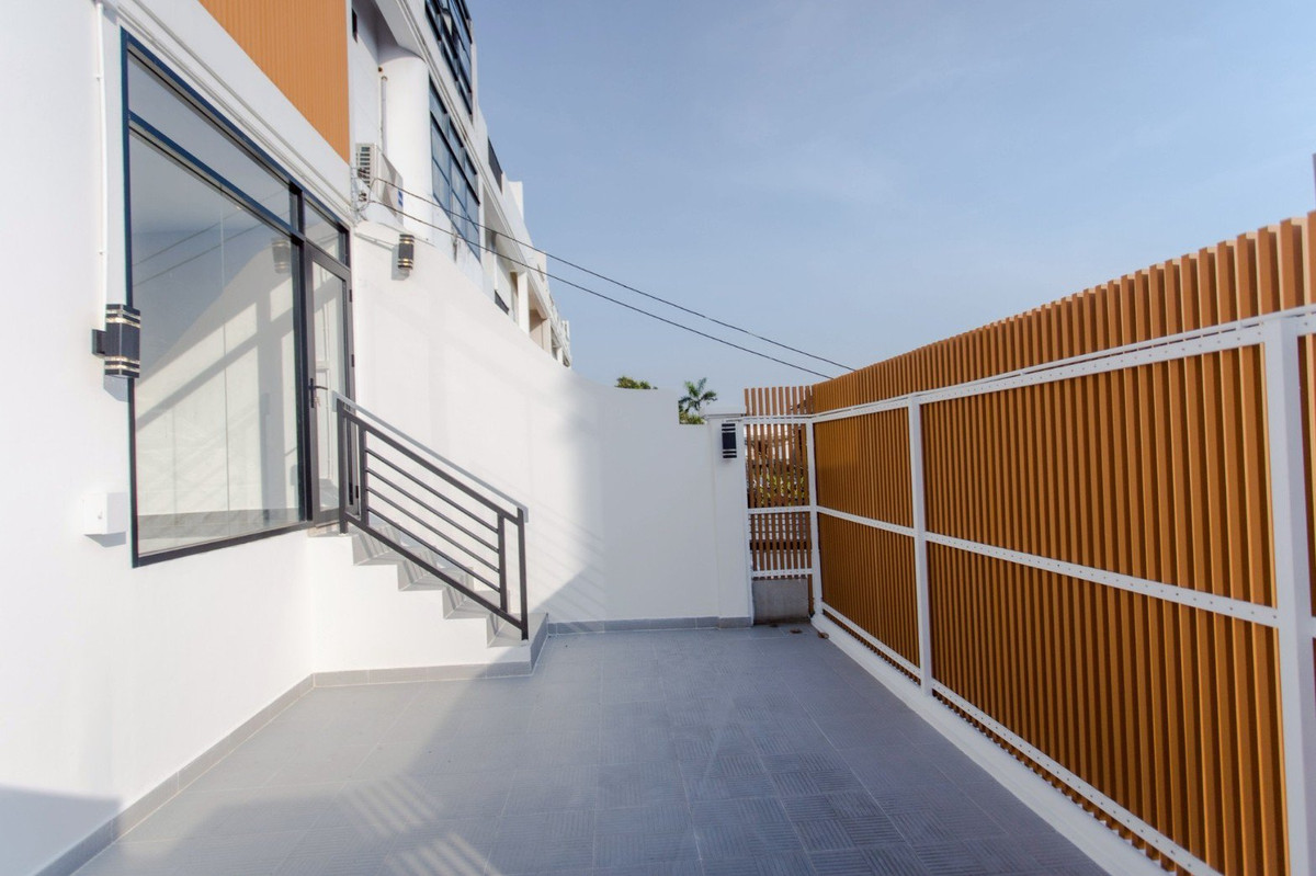 ขายทาวน์โฮมรัชดา ห้วยขวาง : Large Home Office House in Huai Khwang Area | 6 Bedrooms 7 Bathrooms | Land 52 Sq.w. Access Multiple Roads ใกล้ MRT เหมาะทั้งอยู่อาศัยและทำธุรกิจ