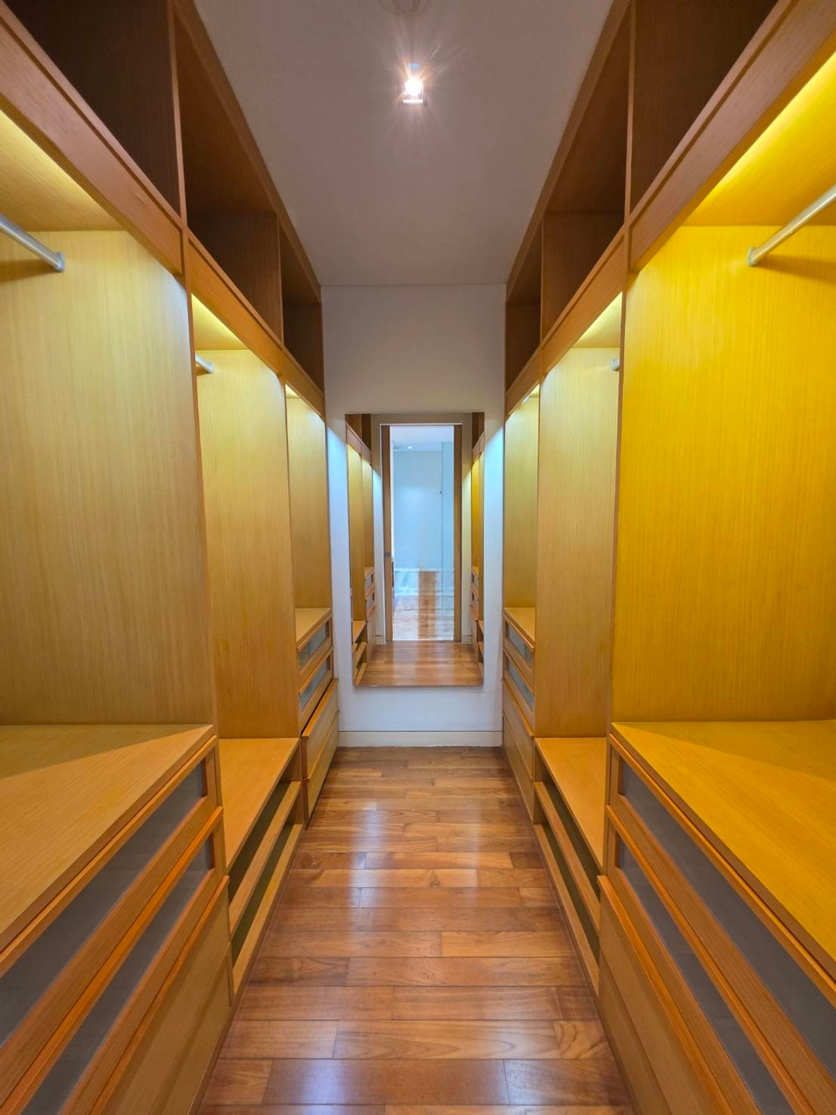 คอนโดสุขุมวิท อโศก ทองหล่อ : Domus Sukhumvit 16: 2+1 bed 3bath 167sqm. Sell: 45,000,000 Rent: 110,000/mth. Am: 0656199198