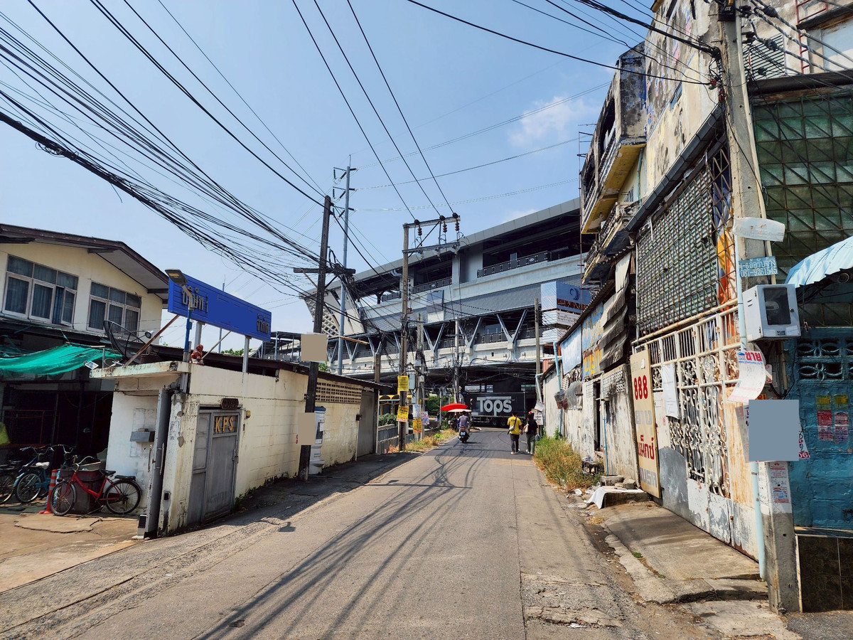 ขายบ้านนวมินทร์ รามอินทรา : ขายที่ดินพร้อมบ้านออฟฟิศ 378 ตร.วา แปลงมุม ติดรถไฟฟ้าสายสีชมพู สถานี กม.6 