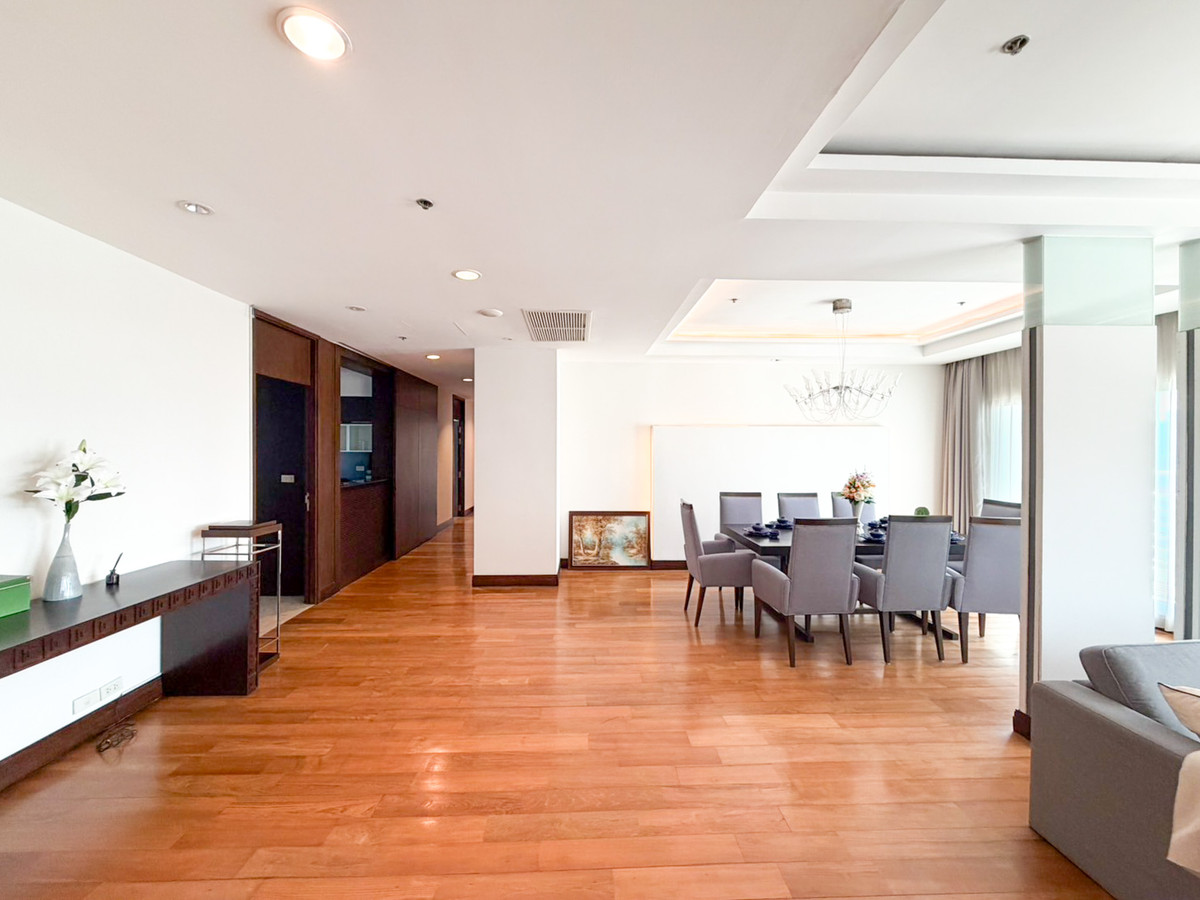 For RentWitthayu, Chidlom, Langsuan, Ploenchit : Royal Residence Park Spacious 4-Bedroom High Floor Unit Near Lumpini Park