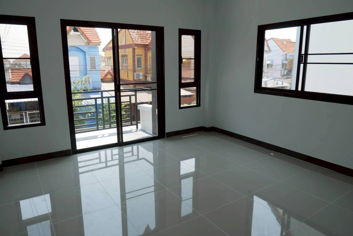 ขายทาวน์โฮมมีนบุรี-ร่มเกล้า : S2962 ขายบ้านเดี่ยว 2 ชั้น ตกแต่งใหม่ทั้งหลัง หมู่บ้านอมรทรัพย์ อยู่วิทยา หนองจอก จบในงบไม่ถึง 2 ล้าน