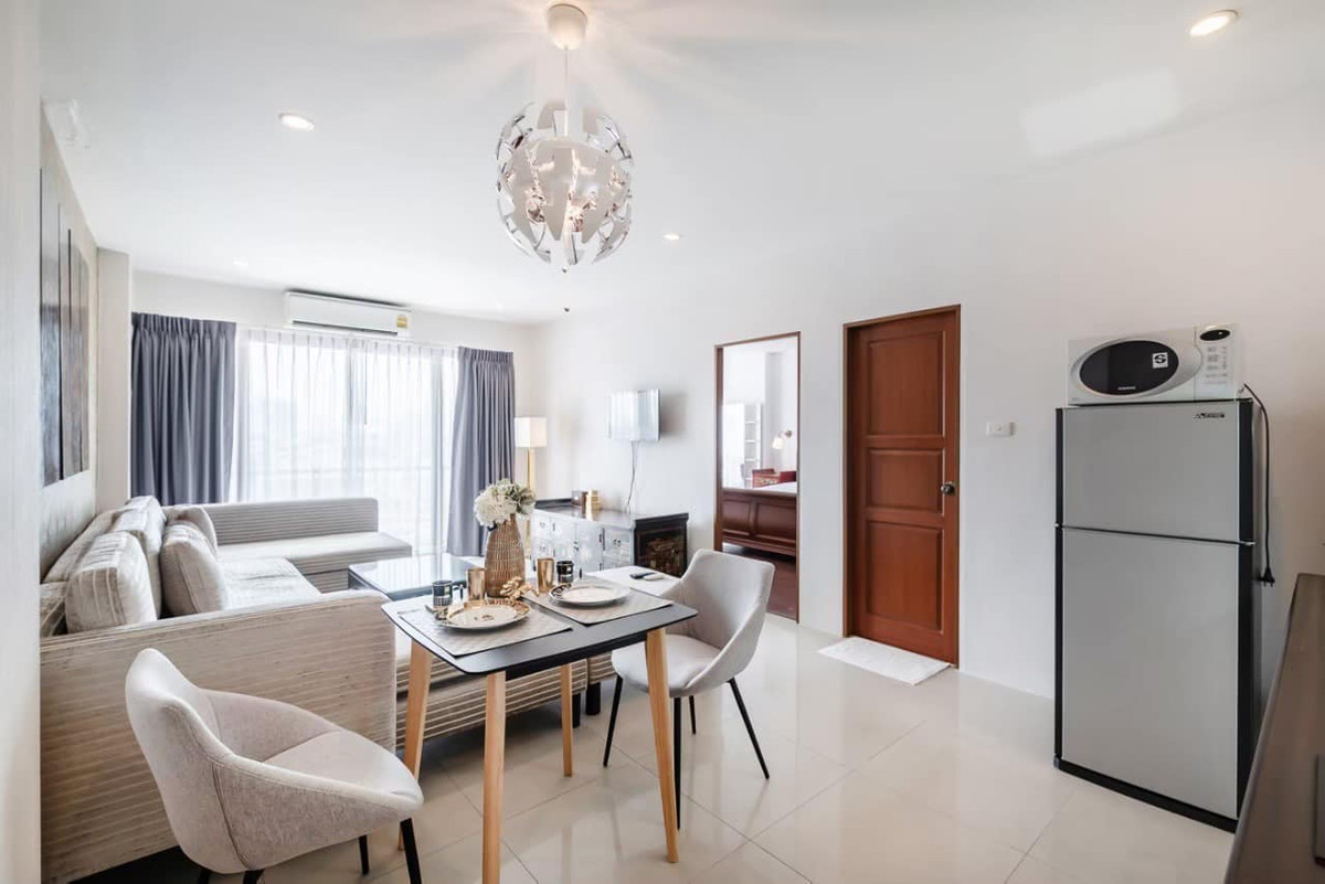 For RentCondoRatchadapisek, Huaikwang, Suttisan : For rent Baan Klang Krung Resort, prime location in Ratchada! Big room 63.5 sq m., near MRT Huai Khwang, only 17,900/month.