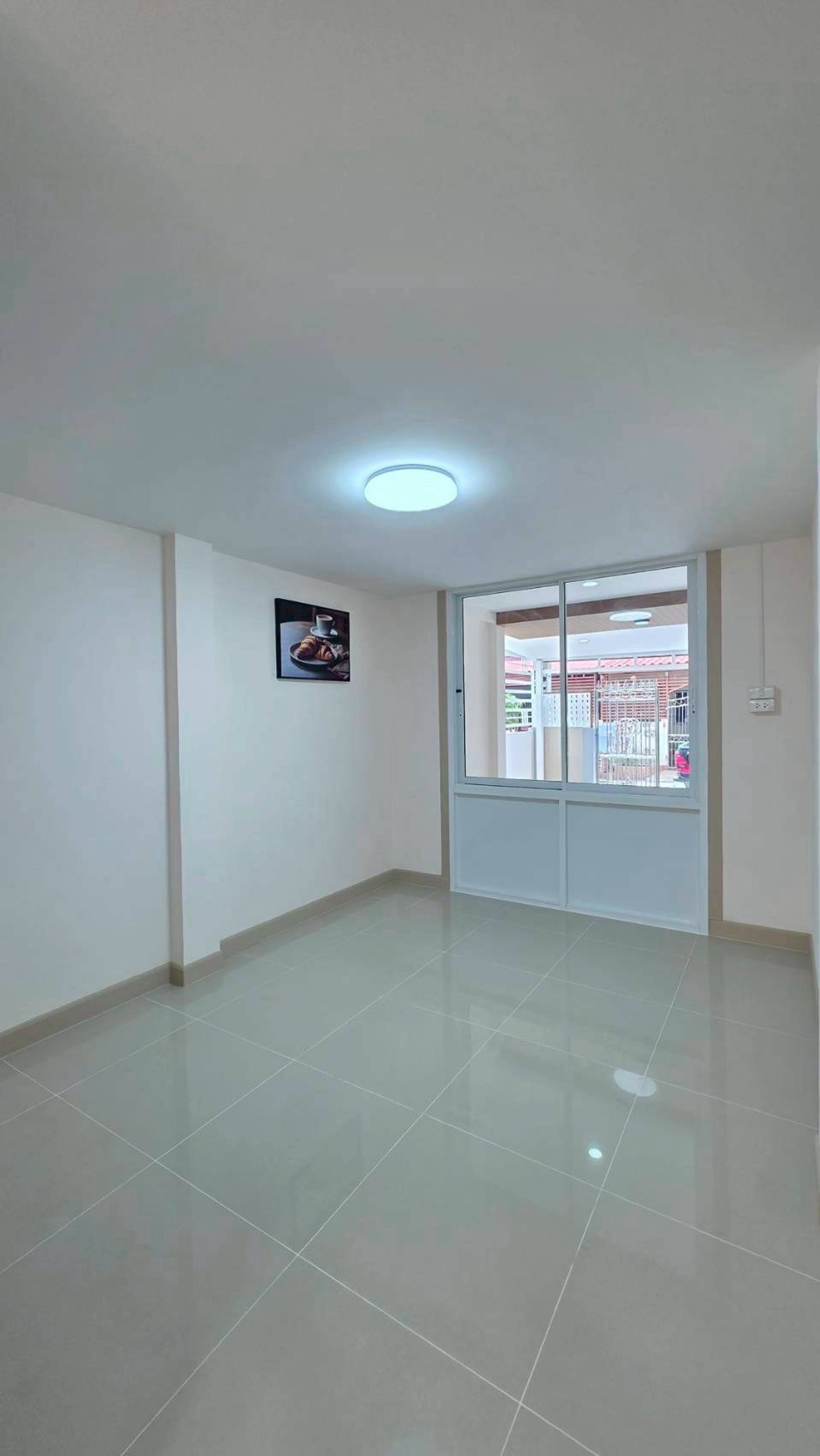 ขายทาวน์โฮมนนทบุรี บางใหญ่ บางบัวทอง : ขายทาวน์เฮ้าส์พระปิ่น 3 หลังริม 30 ตร.ว. 4 นอน มีระเบียงเทอเรส ติดถนนกาญจนาฯ ฟรีโอน