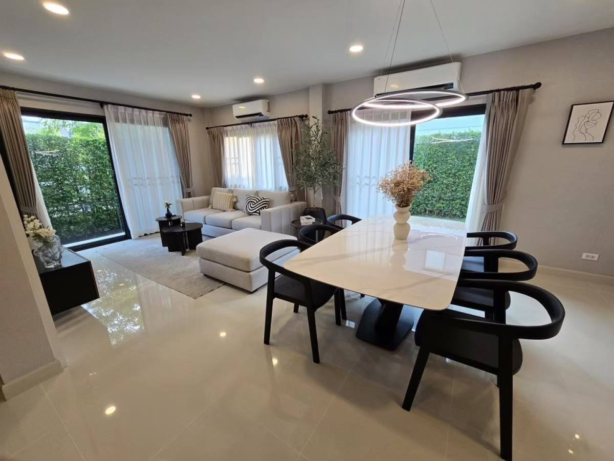 For RentHouseBangna, Bearing, Lasalle : Single house for rent, Centro Bangna, 4 bedrooms, 190 sq m, 2 car parking spaces, has an EV Charger, near Mega Bangna, only 1 km.