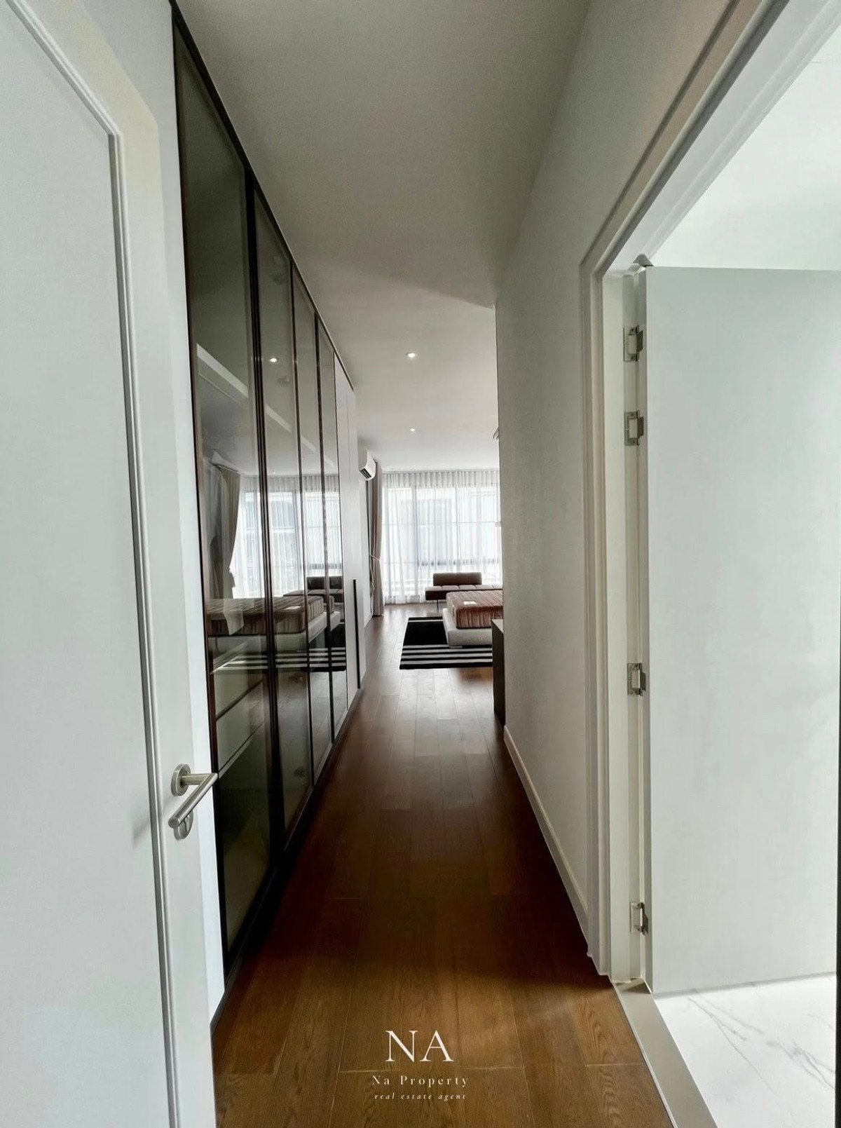 บ้านพัฒนาการ ศรีนครินทร์ : House for rent: Malton Gates new Krungthep Kreetha, 250,000 THB. 5 bedrooms, 6 bathrooms, 544 sq m usable area, 107.7 sq wah land area. Near Rama 9, Pattanakarn, Suan Luang, Srinakarin, Bang Na, Suvarnabhumi Airport, Ramkhamhaeng, Ploenchit, Sukhumvit.