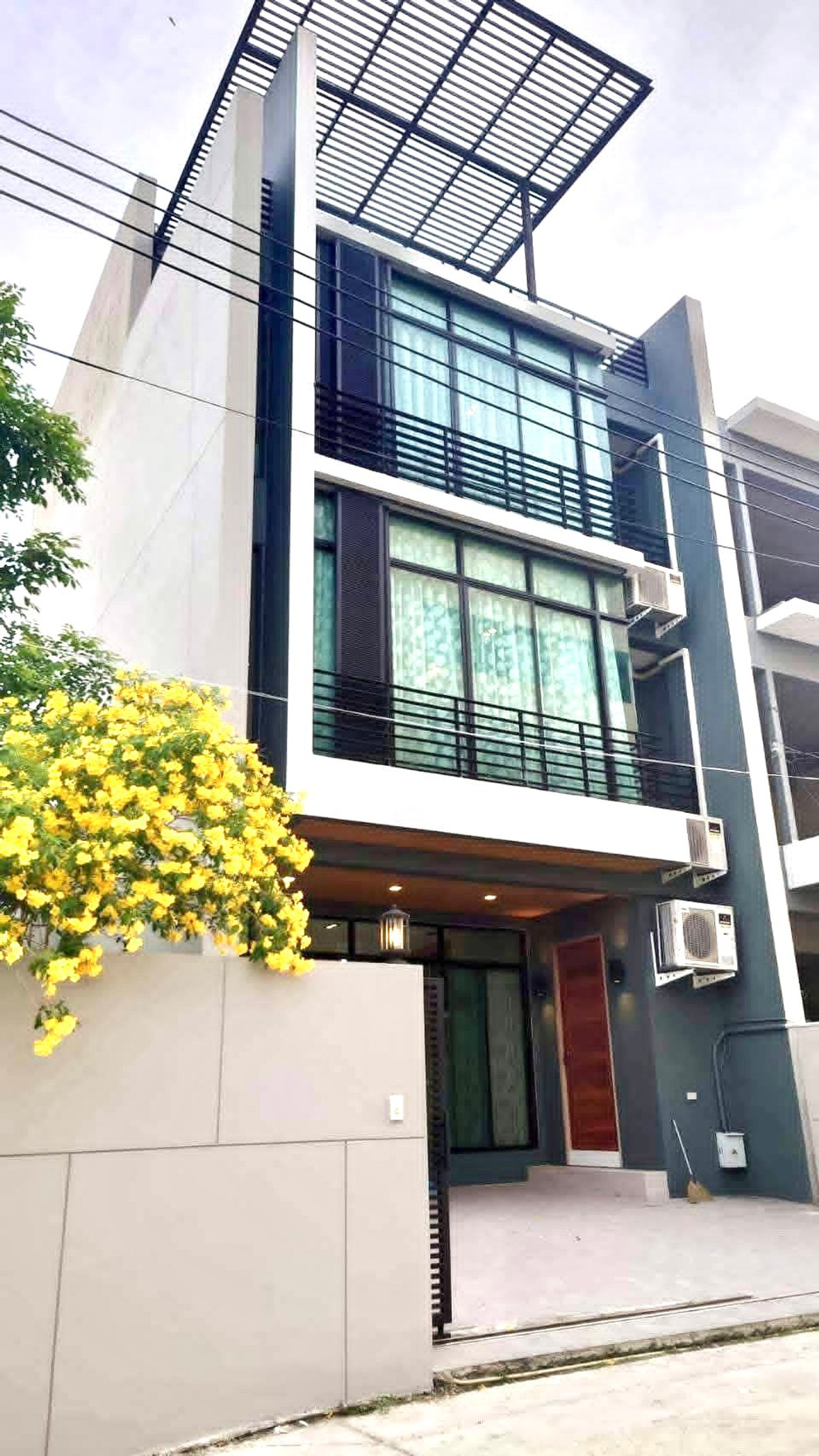 For RentHome OfficeBangna, Bearing, Lasalle : Home office Bearing for rent, 4-story building, area 285 sq m, fully furnished, parking available, good location, convenient travel.