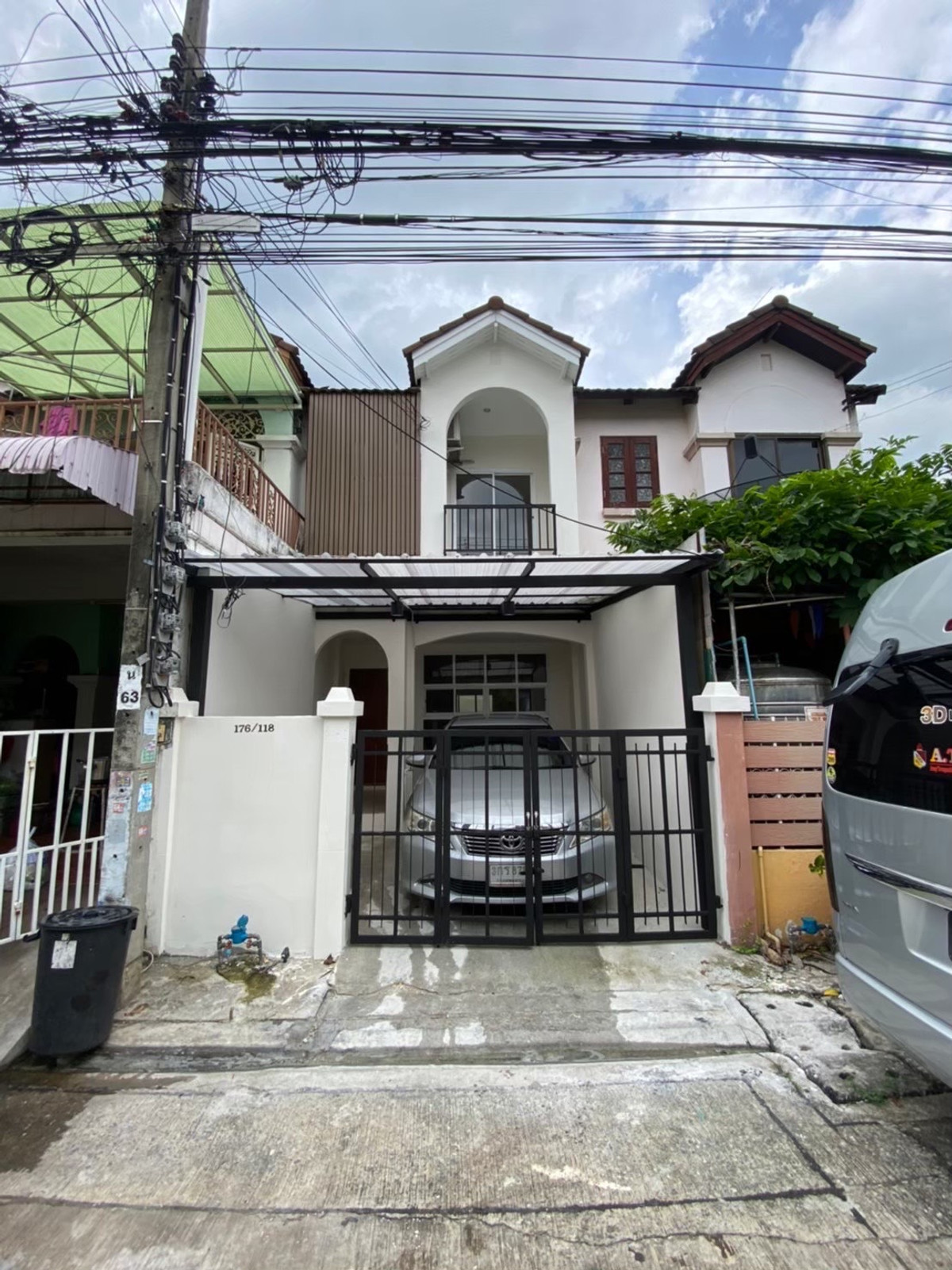 For SaleTownhomeVipawadee, Don Mueang, Lak Si : Newly renovated house for sale, 2-story townhouse, 16 sq m, Rattanawalai Village. Near Don Mueang Airport and the Red Line.