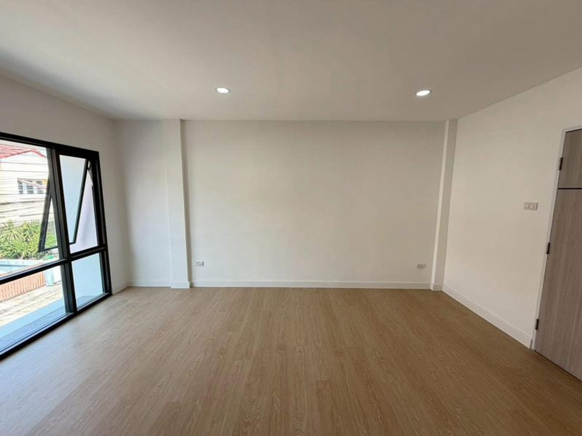 ขายทาวน์โฮมเกษตรศาสตร์ รัชโยธิน : ขายทาวน์โฮม 2 ชั้น โครงการเฟิสท์โฮม วัชรพล (First Home Watcharapol) ขนาด 18 ตารางวา 2 ห้องนอน ซอยวัชรพล1 แขวงท่าแร้ง เขตบางเขน กรุงเทพมหานคร