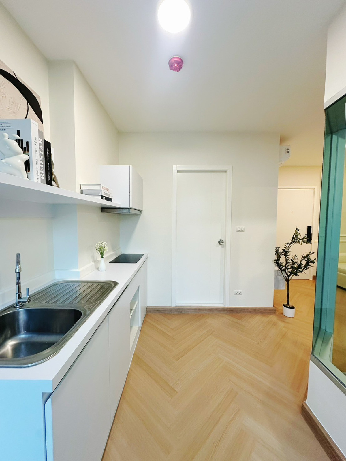 ขายคอนโดคลองเตย กล้วยน้ำไท : ขาย 2.39ลบ คอนโดรีโนเวทสวย 28ตร.ม. ใกล้BTSเอกมัยกับพระโขนง 3นาทีถึง พร้อมอยู่ นัดชมเลย 084-976-1441