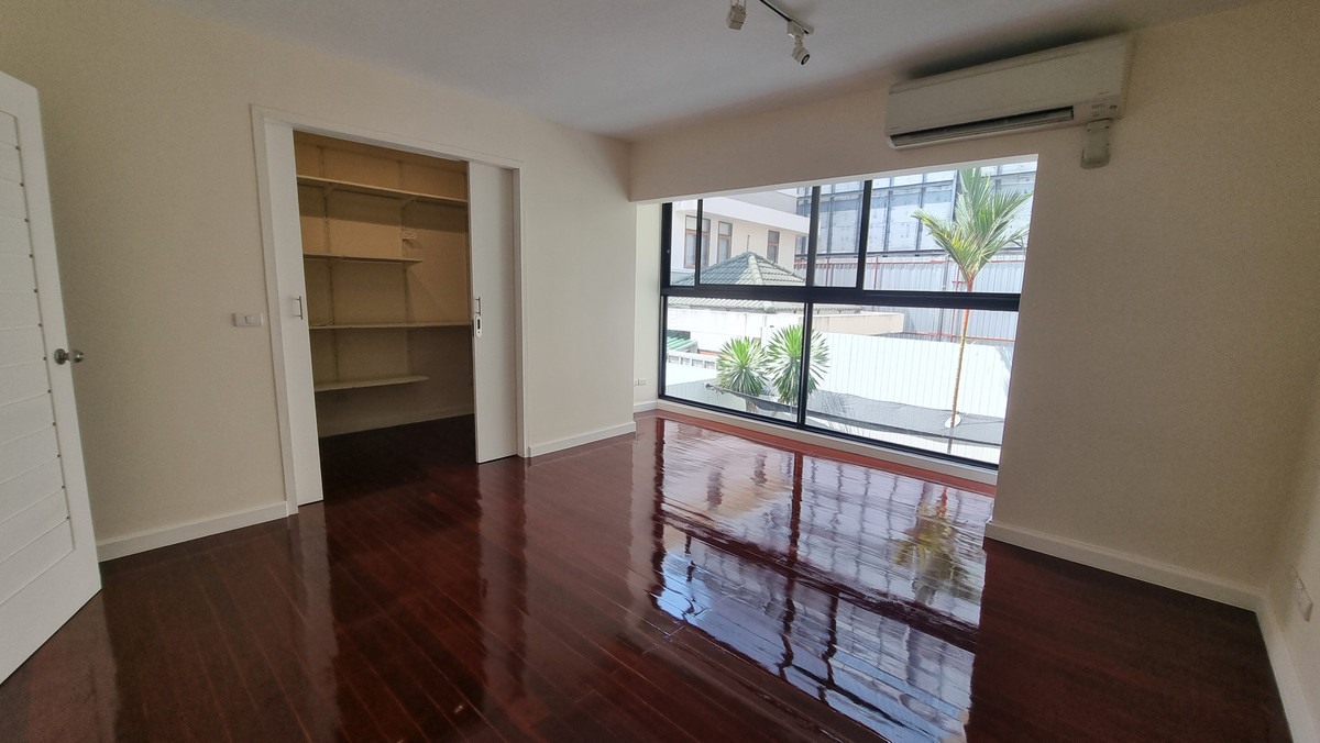 For SaleTownhomeSukhumvit, Asoke, Thonglor : Townhouse for sale, renovated, Thonglor, 4 bedrooms, 3 bathrooms, land size 30 sq m.