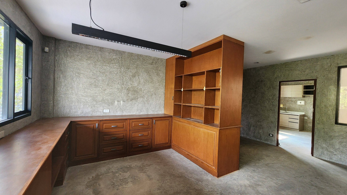 For RentWarehouseBangna, Bearing, Lasalle : Warehouse with office, 2 floors, good location, needs additional decorations, for rent in Bang Bo-Bang Phli area, near The Vintage Club.