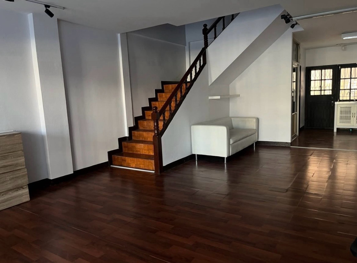 For RentHome OfficeRatchadapisek, Huaikwang, Suttisan : For rent‼️4-story townhome, completely renovated | Suitable for living / making an office / registering a company 🚇Location: Suthisan Road (near MRT Suthisan, can walk)
