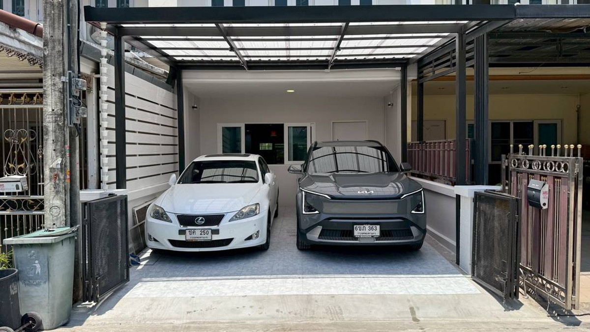 ขายทาวน์โฮมลาดกระบัง สุวรรณภูมิ : ขายด่วน ทฮ 2 ชั้น 3 ห้องนอน รีโนเวทใหม่ทั้งหมด หมู่บ้าน ดิเอ็กคลูซีฟ เฉลิมพระเกียรติ ร.9 ซอย72 ใกล้วงแหวนกาญจนาภิเษก, สนามบินสุวรรณภูมิ (Gant-285)