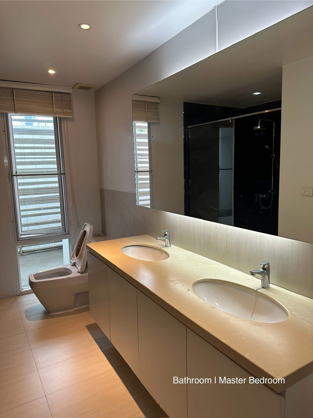 For RentTownhomeWitthayu, Chidlom, Langsuan, Ploenchit : Townhouse for rent, 4 floors, 3 bedrooms, 4 bathrooms, usable area 325 sq m, location in the heart of the city (CBD), close to Ploenchit BTS station only 500 meters, meets the needs of city life.