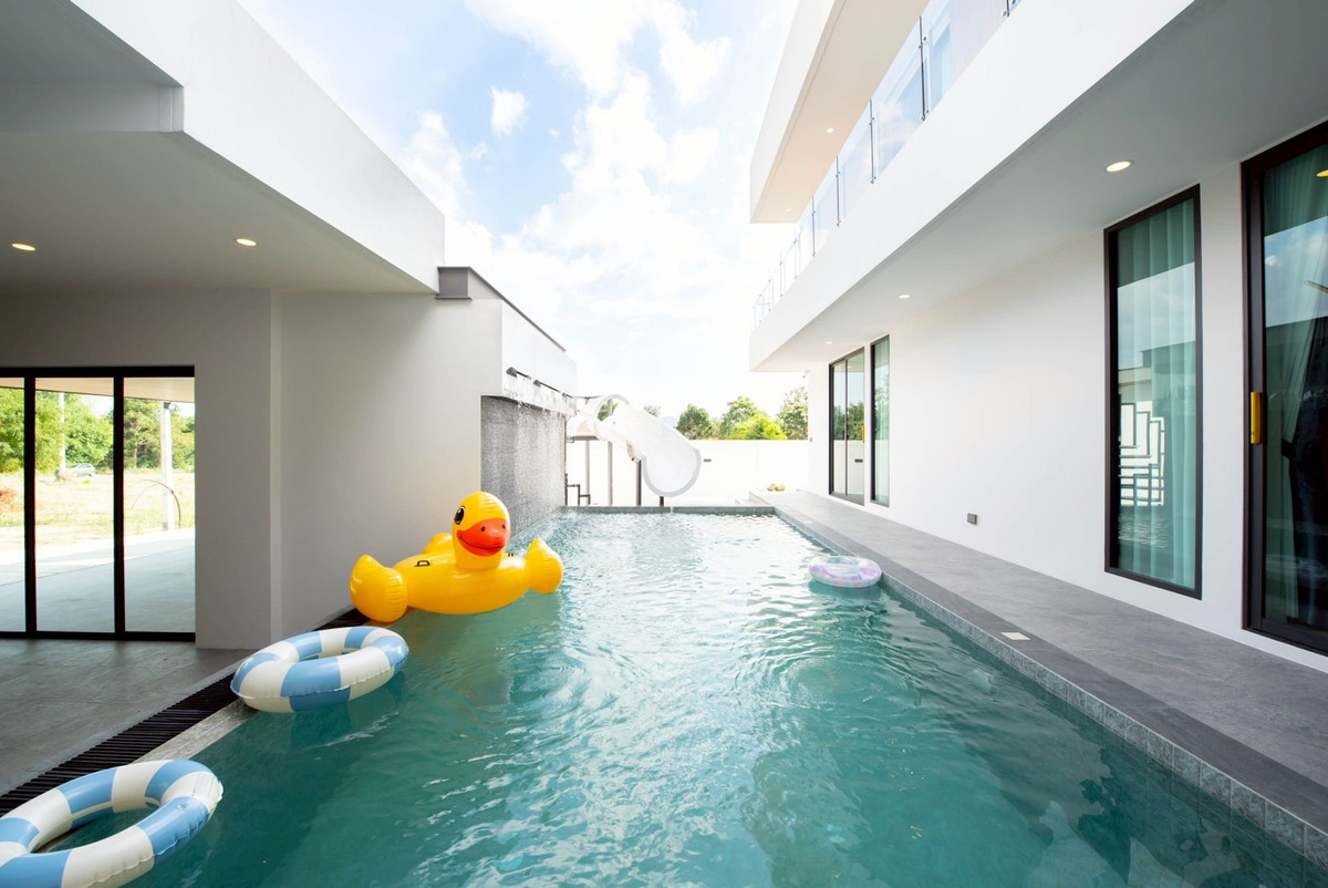 ให้เช่าพัทยา บางแสน ชลบุรี สัตหีบ : บ้านเดี่ยวพูลวิลล่า ถนน ซากแง้ว / 5 ห้องนอน (เช่า), Detached House Pool Villa Sak Ngaew Road / 5 Bedrooms (FOR RENT) AM023