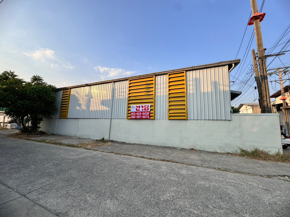 For SaleWarehouseSamut Prakan,Samrong : For sale cheap, corner warehouse New design and decoration of the whole house, Bang Pu Nakhon 1/2 with office (N.1462)