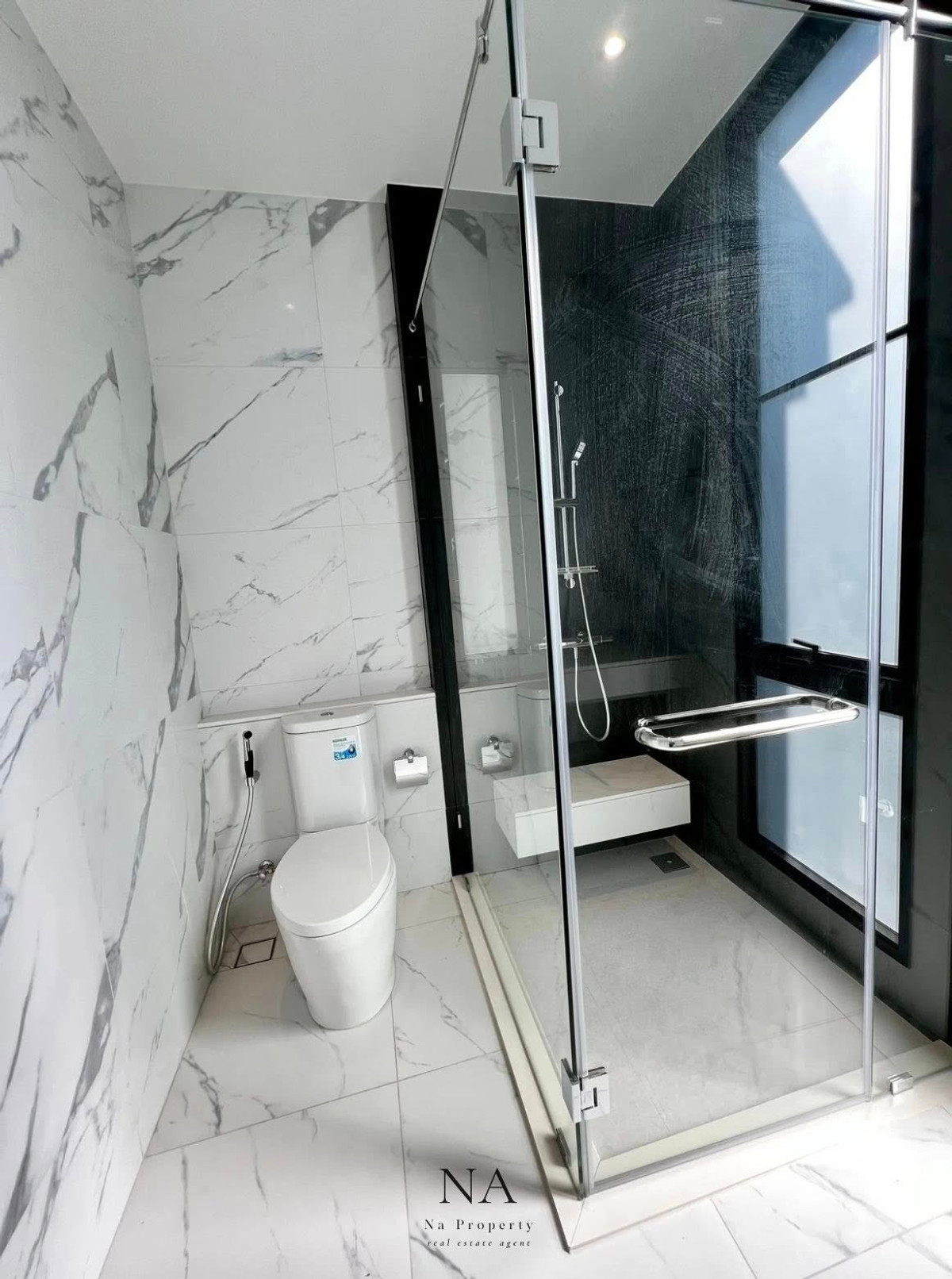 บ้านพัฒนาการ ศรีนครินทร์ : House for rent: Malton Gates new Krungthep Kreetha, 250,000 THB. 5 bedrooms, 6 bathrooms, 544 sq m usable area, 107.7 sq wah land area. Near Rama 9, Pattanakarn, Suan Luang, Srinakarin, Bang Na, Suvarnabhumi Airport, Ramkhamhaeng, Ploenchit, Sukhumvit.