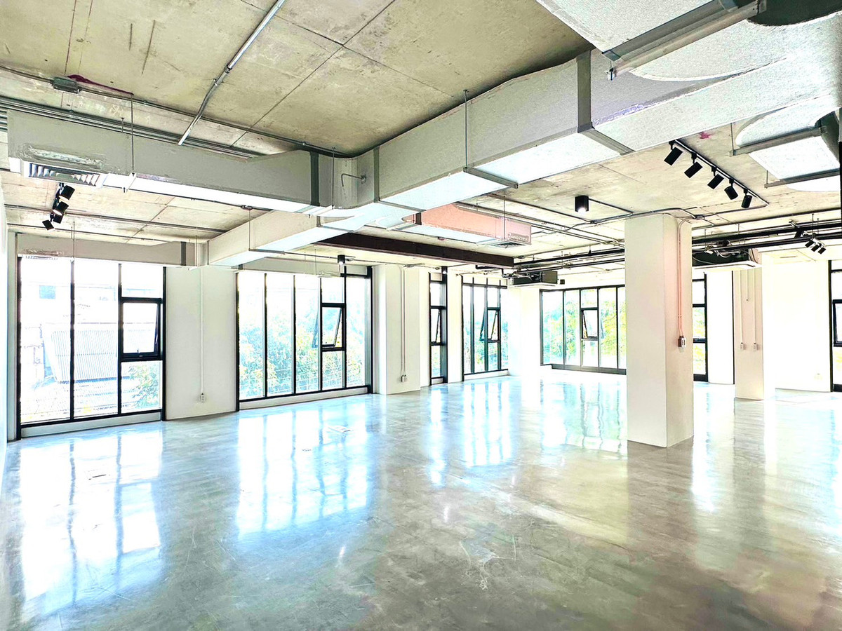 For RentOfficeRatchathewi,Phayathai : Low rise office building for rent, privacy, shady, safe, convenient travel, near BTS Ari.