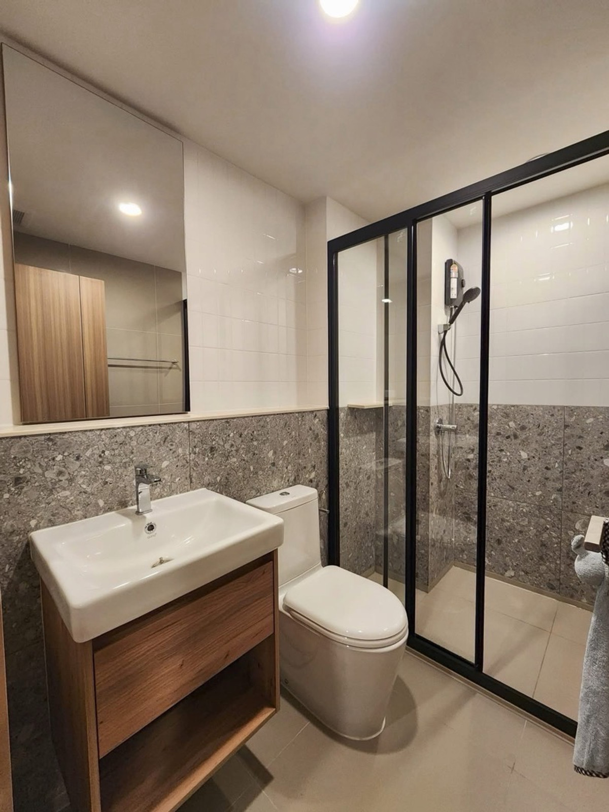 For RentCondoLadprao, Central Ladprao : 🔥HOT🔥 Condo for rent The Line Vibe 
Opposite Central Ladprao | 🔥21,000.- baht/month LINE : @area211 (with @ in front)
🚈 Near 2 BTS lines 🟢BTS Five Intersection 🔵MRT Phahon Yothin