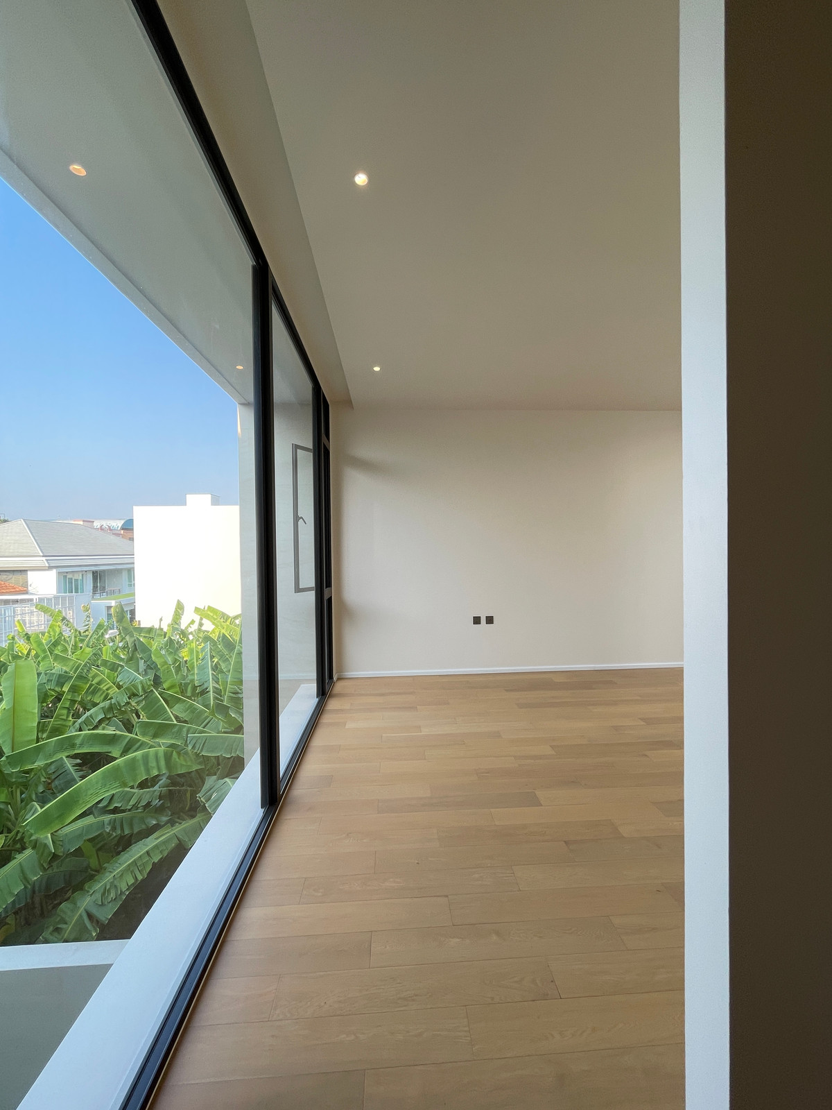 ขายบ้านเลียบทางด่วนรามอินทรา : 🔥 EXCLUSIVE PROMOTION 🔥โอกาสสุดท้ายในการครอบครองในราคาพิเศษที่สุด [ขาย] 💎 Ultra Luxury Show Unit | ELIVA Ekkamai - Eastville 💎 บ้านเดี่ยวหรู 3 ชั้น ดีไซน์ Mid-Century Modern — ความเป็นส่วนตัวสูงสุดเพียง 4 ยูนิตในโครงการ!