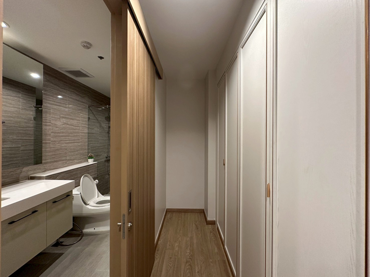 For RentSathorn, Narathiwat : Spacious 2-Bedroom, large room in Sathorn area. In the heart of Bangkoks business district / Unit 125 Sq.m. Near BTS St.Louis, convenient travel, close to the BTS and surrounded by office buildings, restaurants, hospitals and complete amenities.