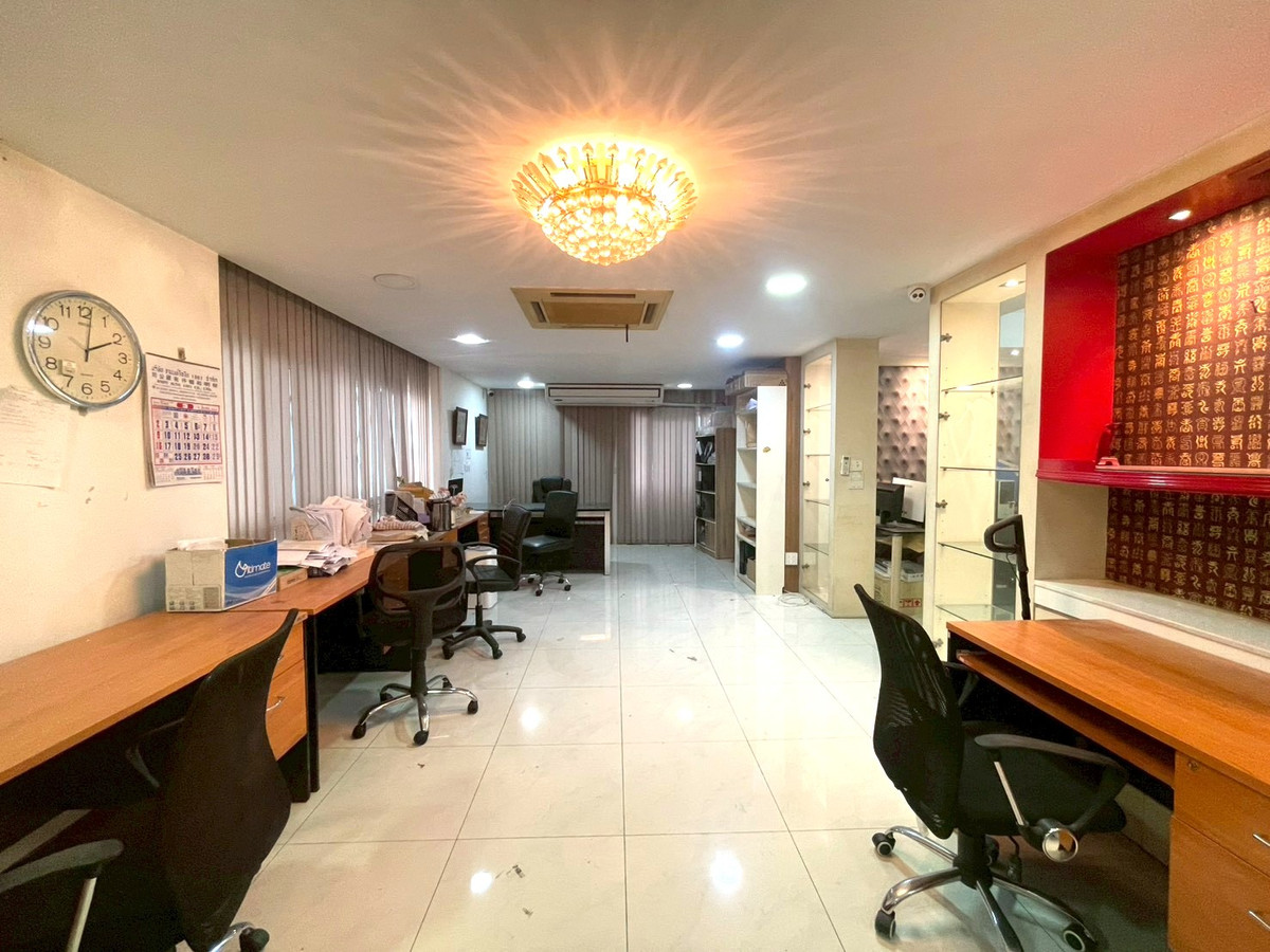For RentOfficeYaowarat, Banglamphu : For rent: commercial building, 3rd floor, Suanmali Center, Pom Prap Sattru Phai district, Bangkok. Large shophouse suitable for office space, company headquarters, clinic, or training center.