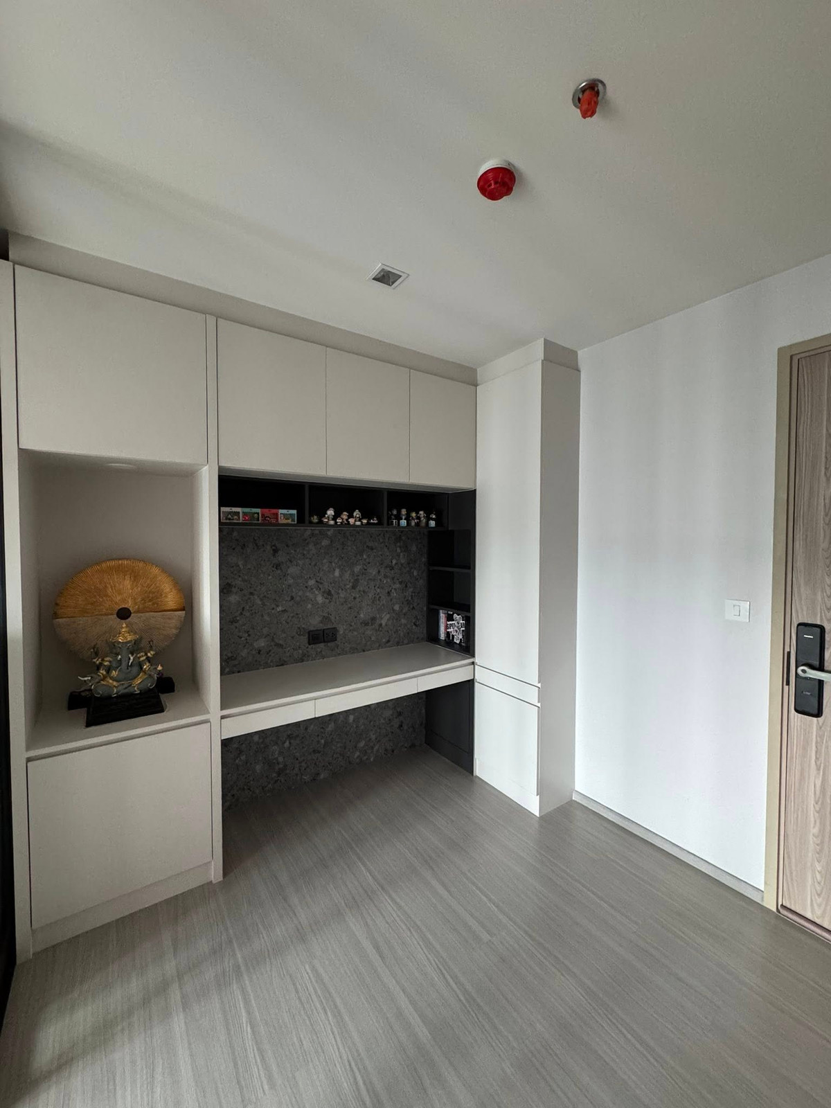 For RentCondoThaphra, Talat Phlu, Wutthakat : ⭐️ Life Sathorn Sierra ⭐️ 1 Bed 1 Bath, built-in furniture in the whole room, ready to move.