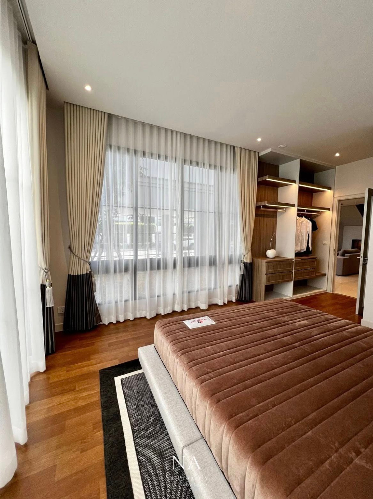 บ้านพัฒนาการ ศรีนครินทร์ : House for rent: Malton Gates new Krungthep Kreetha, 250,000 THB. 5 bedrooms, 6 bathrooms, 544 sq m usable area, 107.7 sq wah land area. Near Rama 9, Pattanakarn, Suan Luang, Srinakarin, Bang Na, Suvarnabhumi Airport, Ramkhamhaeng, Ploenchit, Sukhumvit.