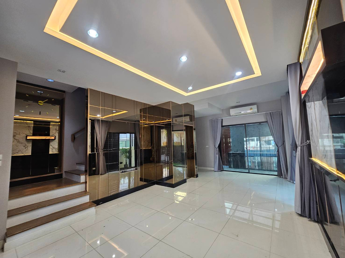 ให้เช่าทาวน์โฮมนวมินทร์ รามอินทรา : ให้เช่า ทาวน์โฮม 3 ชั้น โครงการบ้านกลางเมือง วัชรพล หลังมุม