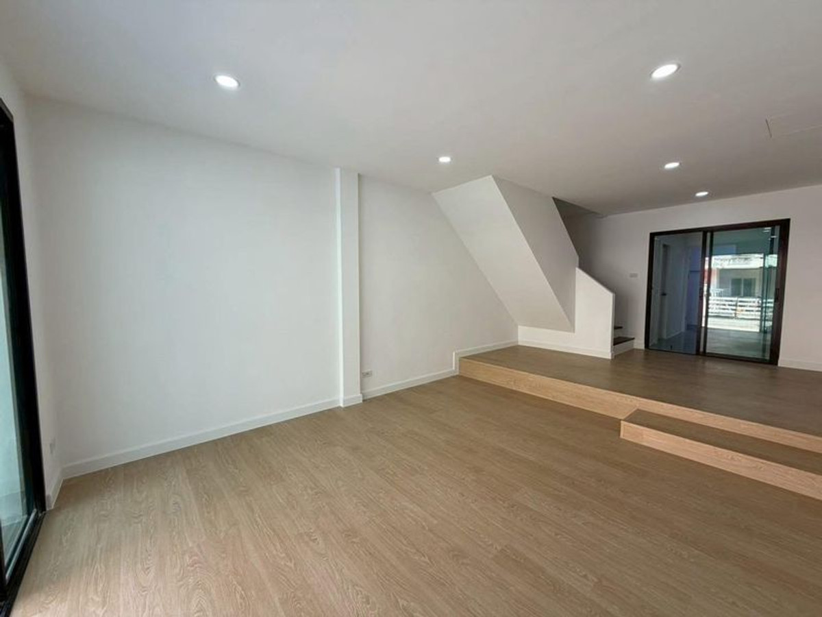 ขายทาวน์โฮมเกษตรศาสตร์ รัชโยธิน : ขายทาวน์โฮม 2 ชั้น โครงการเฟิสท์โฮม วัชรพล (First Home Watcharapol) ขนาด 18 ตารางวา 2 ห้องนอน ซอยวัชรพล1 แขวงท่าแร้ง เขตบางเขน กรุงเทพมหานคร