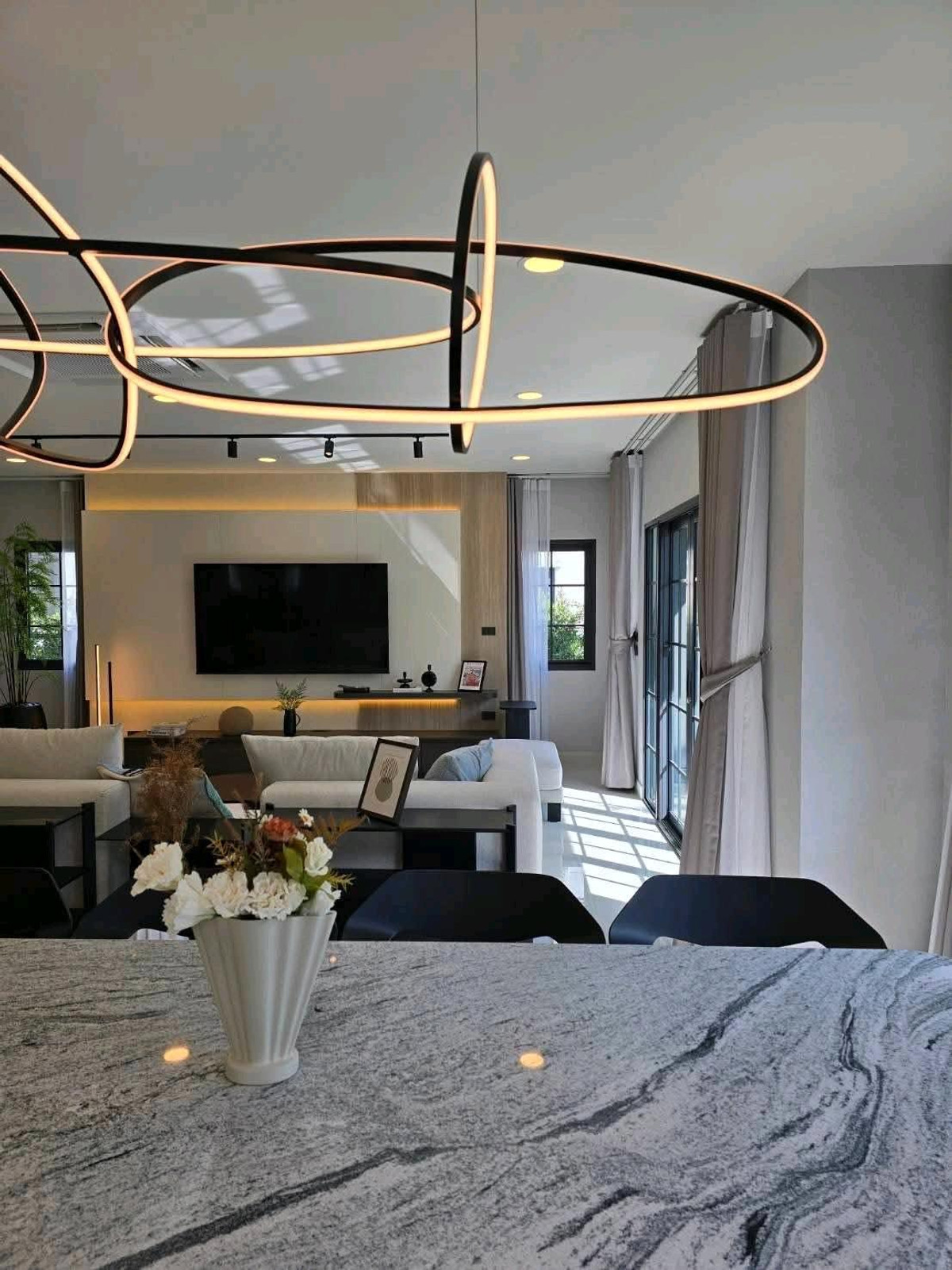 ให้เช่าบ้านบางนา แบริ่ง ลาซาล : ปล่อยเช่า บ้านเซนโทร บางนา แปลงที่ดินเยอะ ตกแต่งจัดเต็ม 