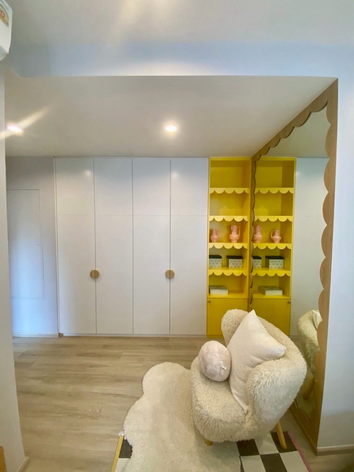 For RentCondoRama9, Petchburi, RCA : pynn soonvijai 3 bedroom ready to move in