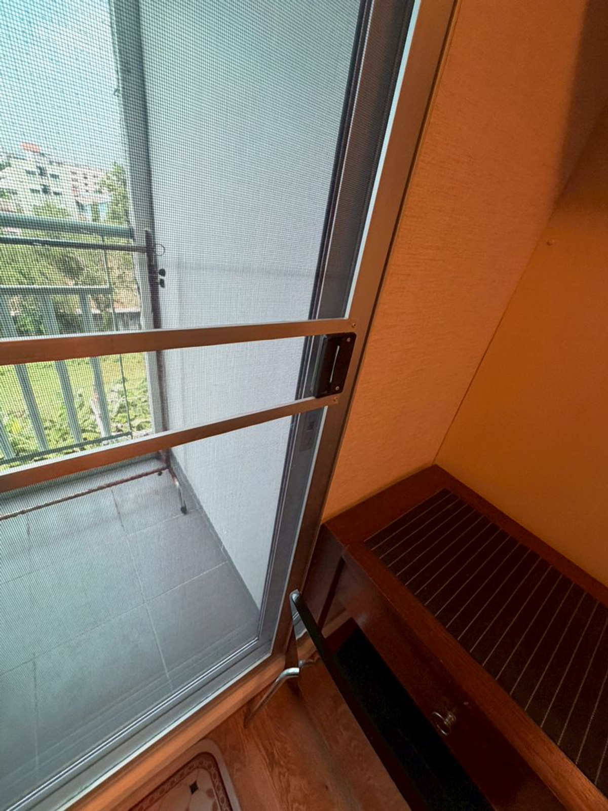 For RentCondoLadkrabang, Suwannaphum Airport : #Room for rent in very good condition 7000 baht #24 sq m Condo LPN Lumpini On Nut-Lat Krabang 1 near Airport Link and Suvarnabhumi Airport. Located on On Nut-Lat Krabang Road, next to the main road, opposite Wat Lan Bun Market. #Complete electrical applia