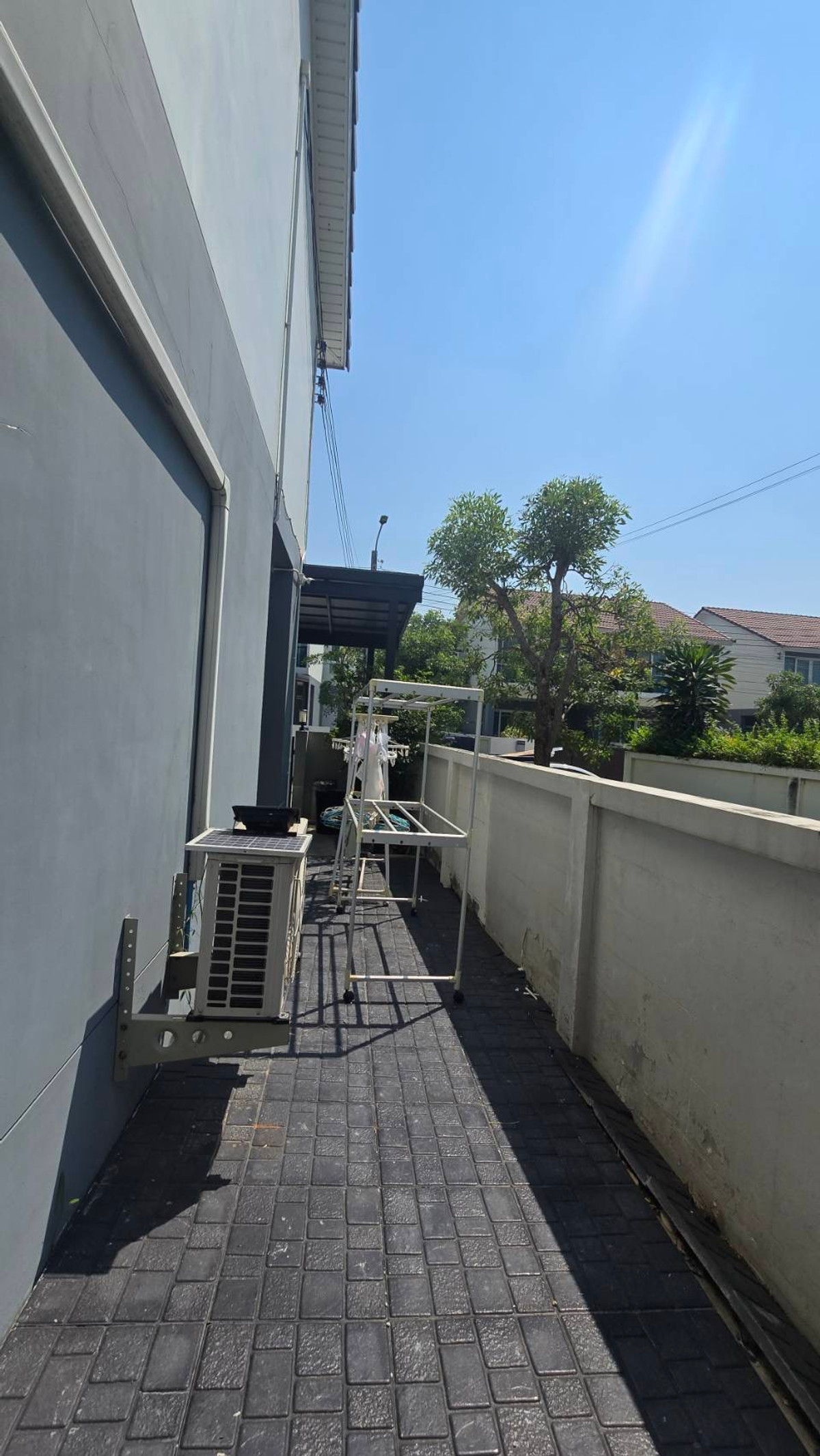 For SaleTownhomeSamut Prakan,Samrong : 2-story townhome for sale, corner unit | Lower than actual cost. Hurry before it sells out! Supalai Ville Bangna-Wongwaen Project (Supalai Ville Bangna-Wongwaen), Bang Phli, Samut Prakan. Corner house + area next to the house. Get the feel of a single hou