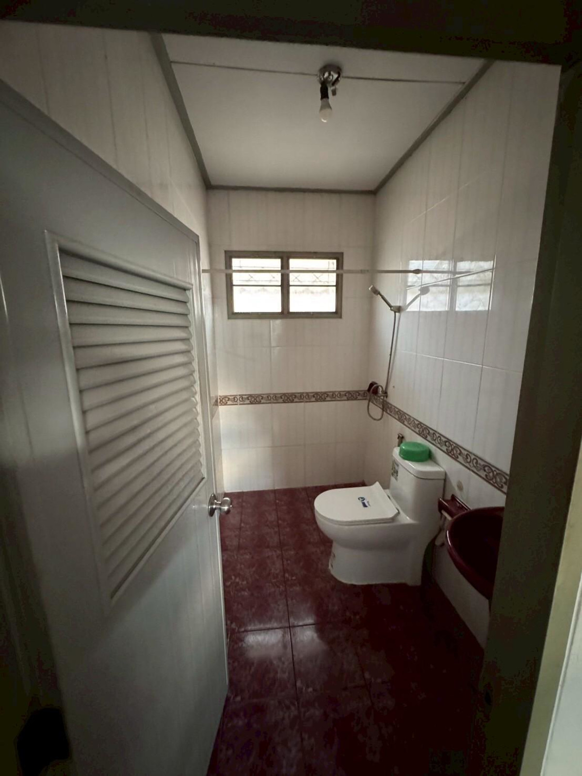 ขายบ้านพัทยา บางแสน ชลบุรี สัตหีบ : ขายด่วน !!! Rare Item บ้านเดี่ยวที่ดินใหญ่สะใจ 83 ตร.ว ทำเลทองใกล้บางแสน-หนองมน หมู่บ้านคันทรี่ปาร์ค ชลบุรี (บางแสน-ห้วยกะปิ) ราคานี้หาไม่ได้แล้ว !!